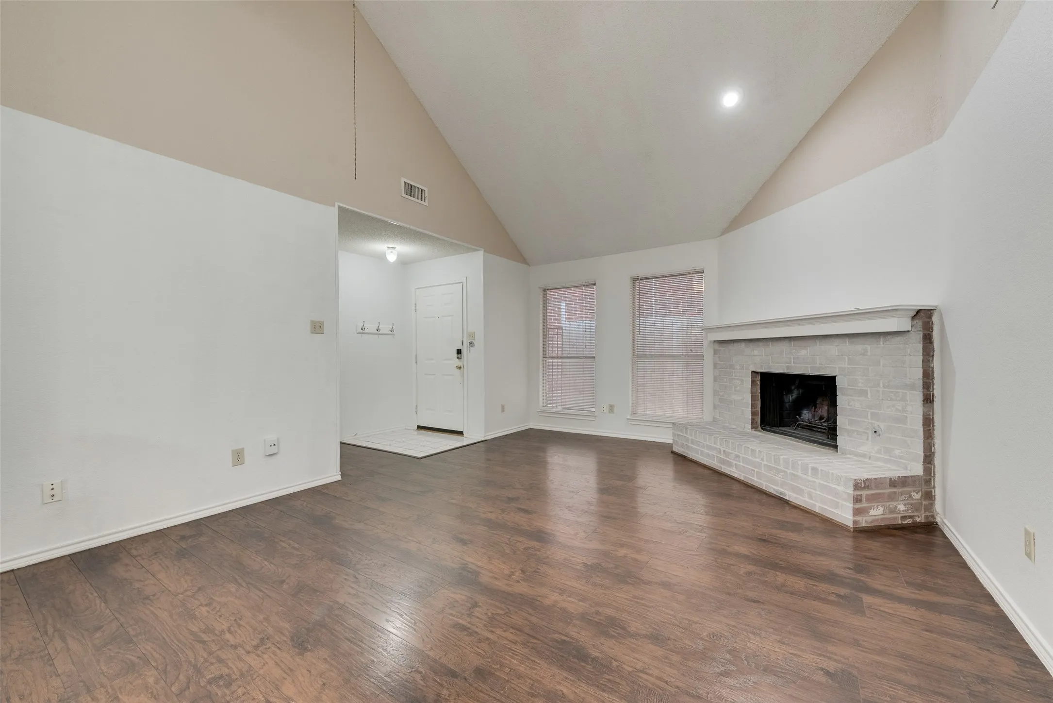 Single Family Residence For Rent in Dallas County , 465 El Rio Drive, Mesquite, Texas 75150, 3 Bedroom, 2 Bathroom, 2 Garage spaces, 1,384 Sqft, built in 1997, mls#21371668, Real Estate Agent in Mesquite, Homes For Rent in Dallas county, Homes For Rent in Mesquite, Realtor in Mesquite Texas, Real Estate Brokerage Independent Realty Texas, Luminita Cordes Realtor
