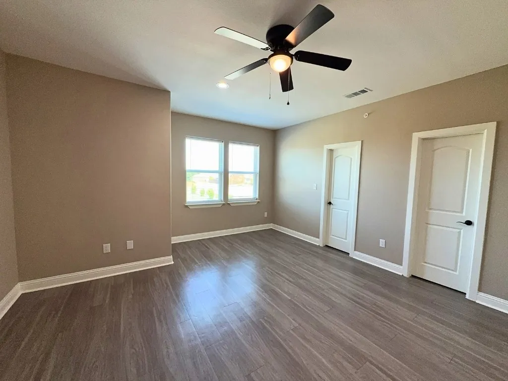 Primary suite with ceiling fan