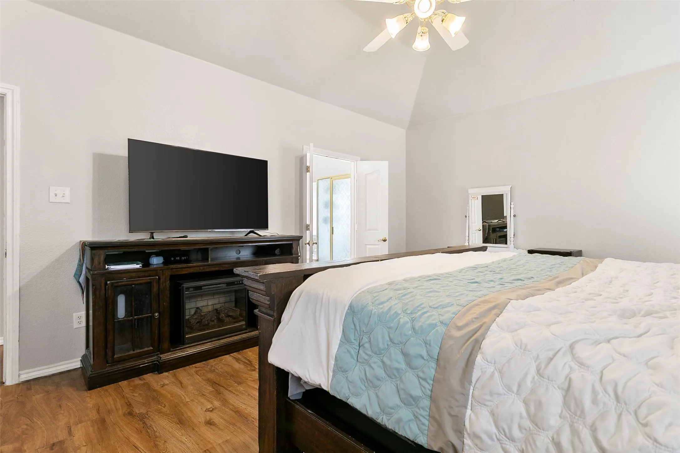 Single Family Residence For Sale in Tarrant County , 8641 Shadow Trace Drive, Fort Worth, Texas 76244, 5 Bedroom, 3 Bathroom, 2 Garage spaces, 3,130 Sqft, built in 2001, mls#21370511, Real Estate Agent in Fort Worth, Homes For Sale in Tarrant county, Homes For Sale in Fort Worth, Realtor in Fort Worth Texas, Real Estate Brokerage Independent Realty Texas, Luminita Cordes Realtor