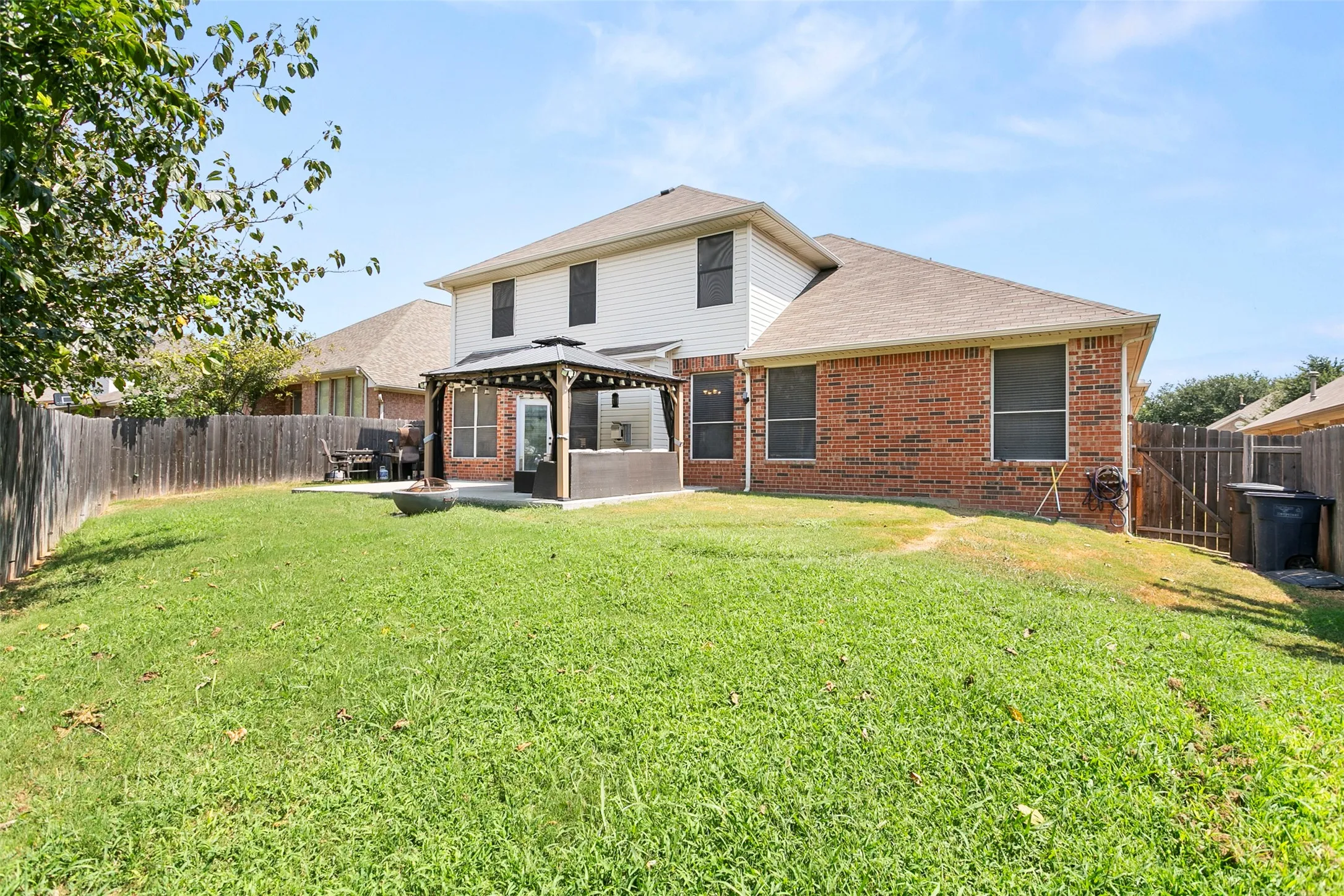 Single Family Residence For Sale in Tarrant County , 8641 Shadow Trace Drive, Fort Worth, Texas 76244, 5 Bedroom, 3 Bathroom, 2 Garage spaces, 3,130 Sqft, built in 2001, mls#21370511, Real Estate Agent in Fort Worth, Homes For Sale in Tarrant county, Homes For Sale in Fort Worth, Realtor in Fort Worth Texas, Real Estate Brokerage Independent Realty Texas, Luminita Cordes Realtor
