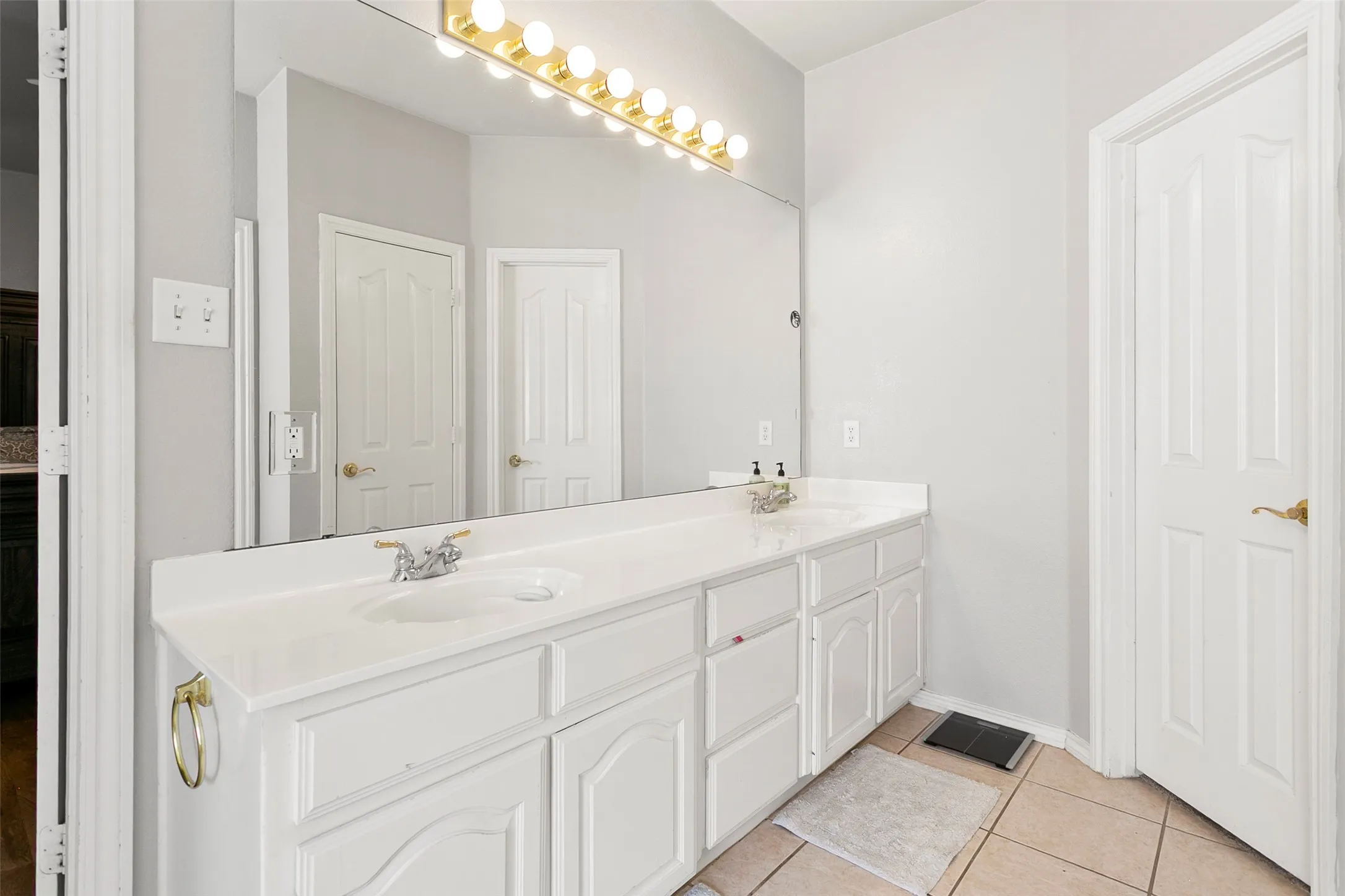 Single Family Residence For Sale in Tarrant County , 8641 Shadow Trace Drive, Fort Worth, Texas 76244, 5 Bedroom, 3 Bathroom, 2 Garage spaces, 3,130 Sqft, built in 2001, mls#21370511, Real Estate Agent in Fort Worth, Homes For Sale in Tarrant county, Homes For Sale in Fort Worth, Realtor in Fort Worth Texas, Real Estate Brokerage Independent Realty Texas, Luminita Cordes Realtor