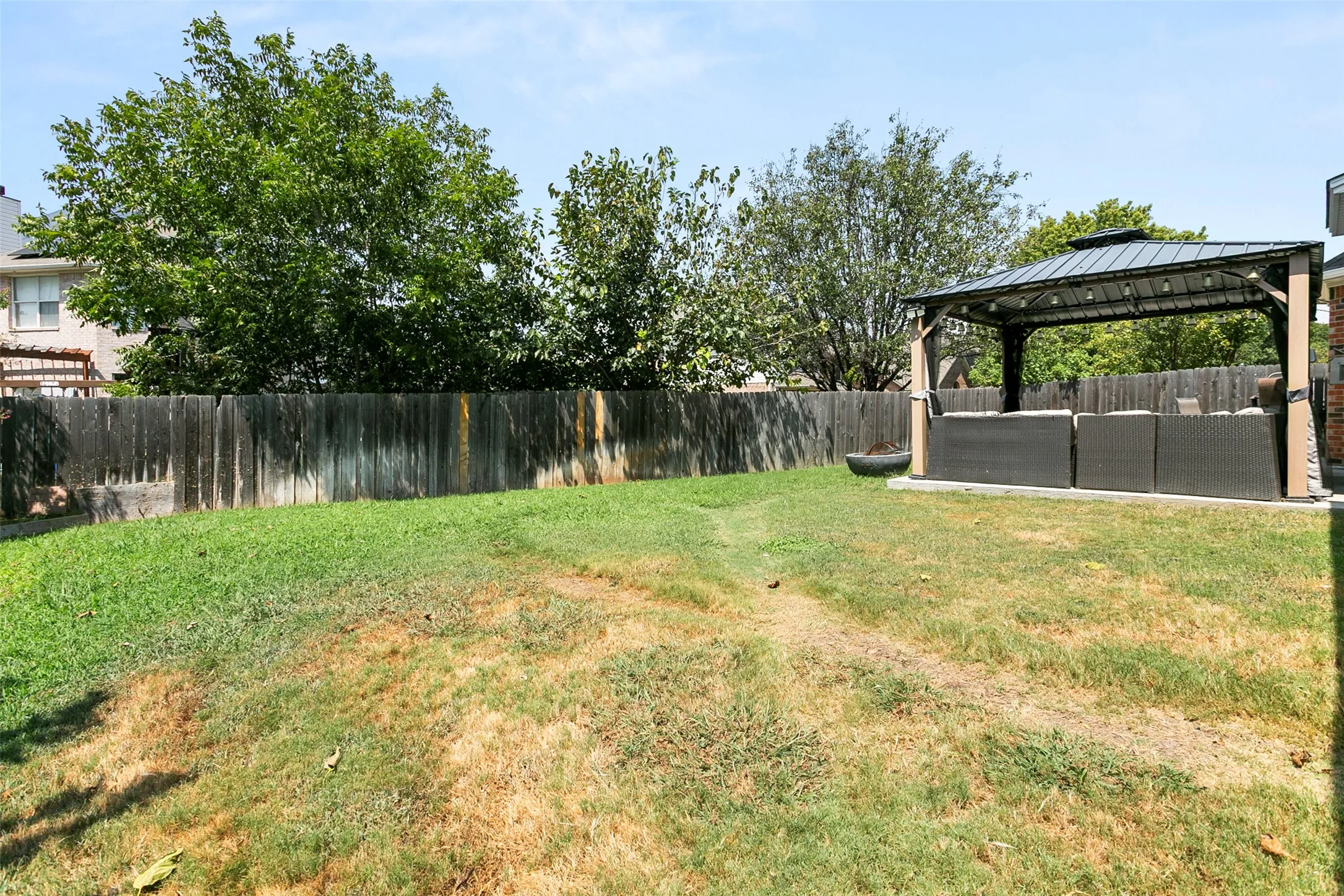 Single Family Residence For Sale in Tarrant County , 8641 Shadow Trace Drive, Fort Worth, Texas 76244, 5 Bedroom, 3 Bathroom, 2 Garage spaces, 3,130 Sqft, built in 2001, mls#21370511, Real Estate Agent in Fort Worth, Homes For Sale in Tarrant county, Homes For Sale in Fort Worth, Realtor in Fort Worth Texas, Real Estate Brokerage Independent Realty Texas, Luminita Cordes Realtor