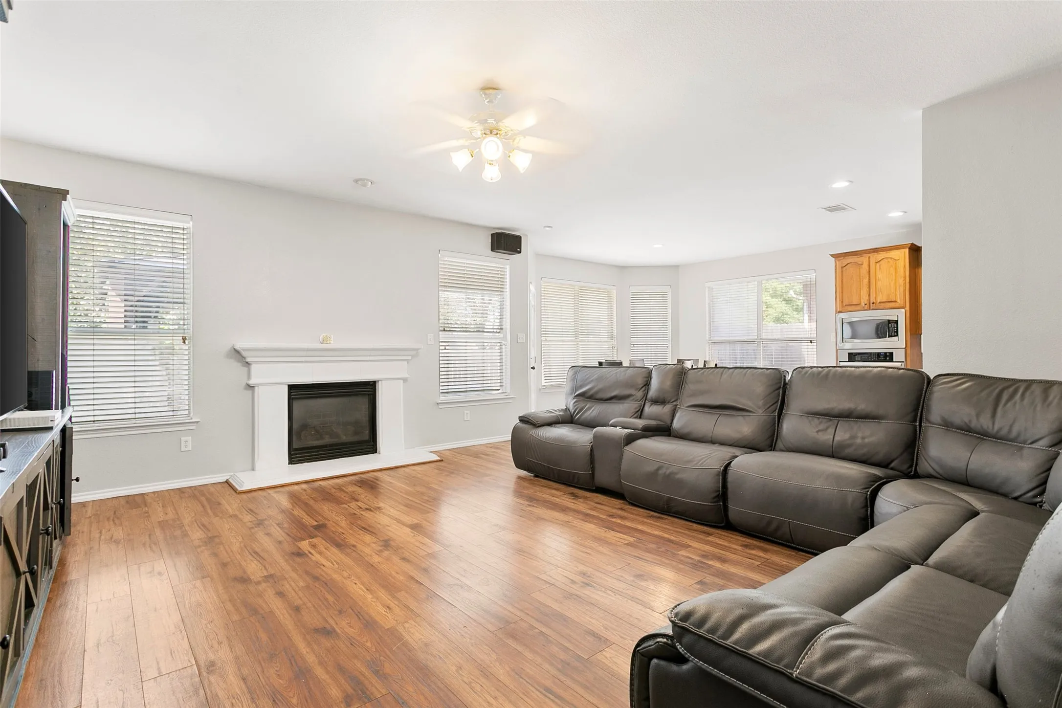 Single Family Residence For Sale in Tarrant County , 8641 Shadow Trace Drive, Fort Worth, Texas 76244, 5 Bedroom, 3 Bathroom, 2 Garage spaces, 3,130 Sqft, built in 2001, mls#21370511, Real Estate Agent in Fort Worth, Homes For Sale in Tarrant county, Homes For Sale in Fort Worth, Realtor in Fort Worth Texas, Real Estate Brokerage Independent Realty Texas, Luminita Cordes Realtor