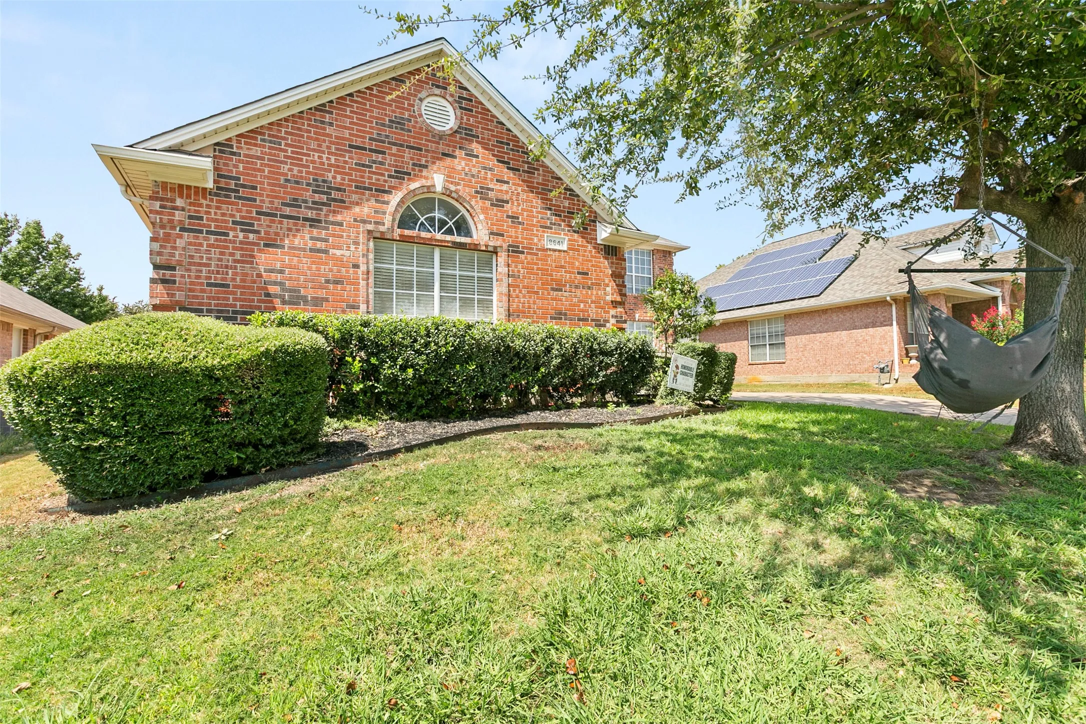 Single Family Residence For Sale in Tarrant County , 8641 Shadow Trace Drive, Fort Worth, Texas 76244, 5 Bedroom, 3 Bathroom, 2 Garage spaces, 3,130 Sqft, built in 2001, mls#21370511, Real Estate Agent in Fort Worth, Homes For Sale in Tarrant county, Homes For Sale in Fort Worth, Realtor in Fort Worth Texas, Real Estate Brokerage Independent Realty Texas, Luminita Cordes Realtor