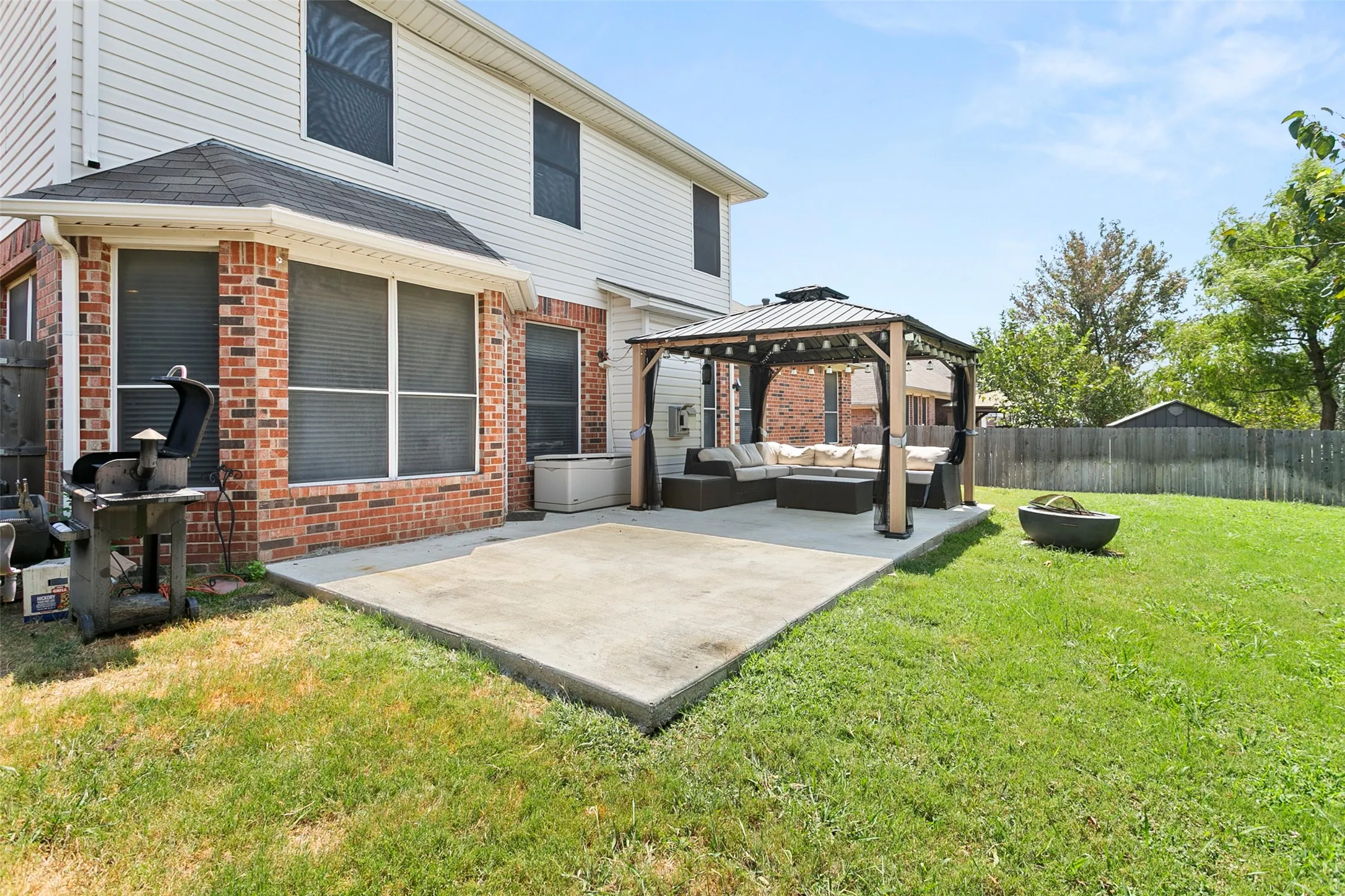 Single Family Residence For Sale in Tarrant County , 8641 Shadow Trace Drive, Fort Worth, Texas 76244, 5 Bedroom, 3 Bathroom, 2 Garage spaces, 3,130 Sqft, built in 2001, mls#21370511, Real Estate Agent in Fort Worth, Homes For Sale in Tarrant county, Homes For Sale in Fort Worth, Realtor in Fort Worth Texas, Real Estate Brokerage Independent Realty Texas, Luminita Cordes Realtor