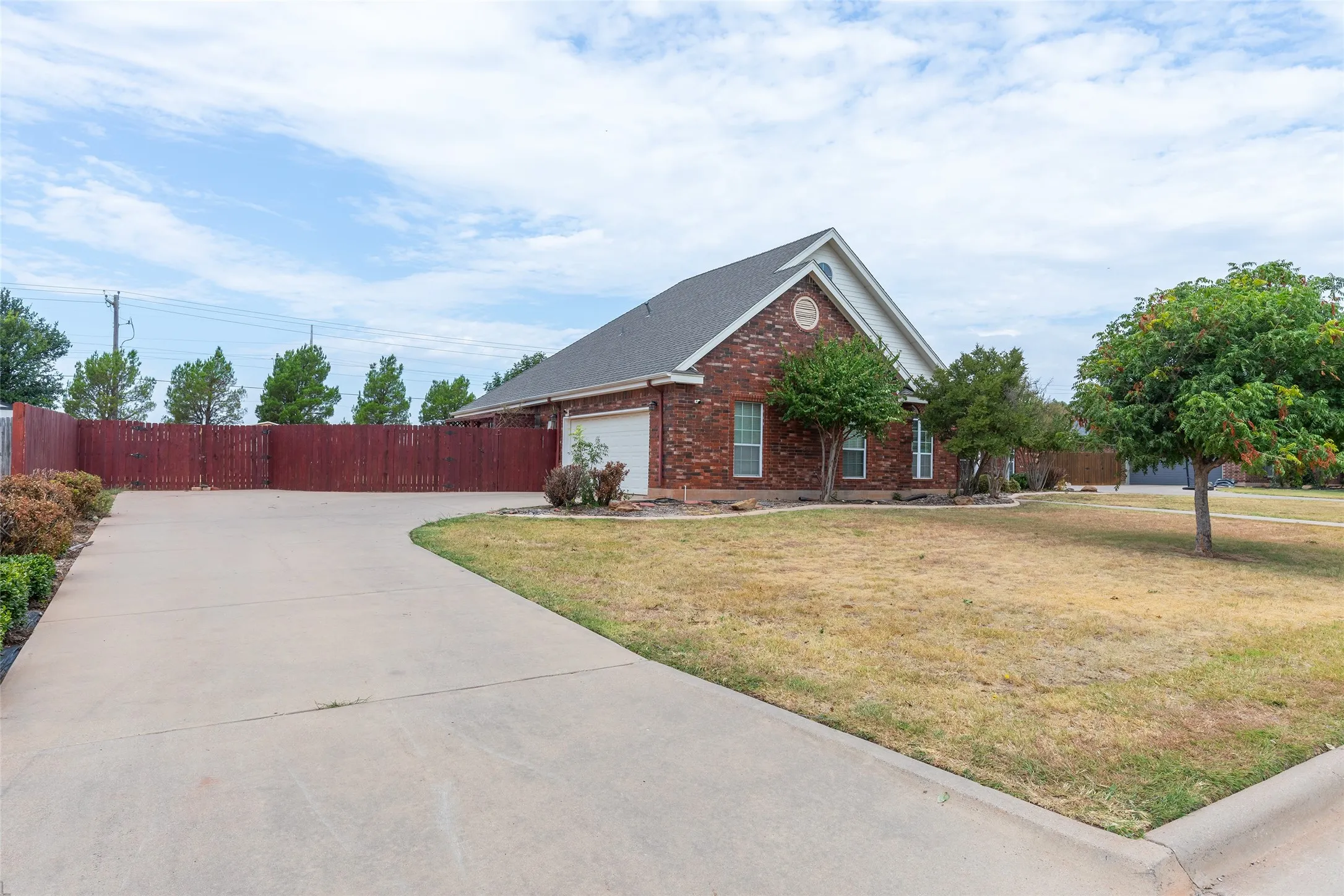 Single Family Residence For Sale in Taylor County , 8626 Ranch Road, Abilene, Texas 79602, 4 Bedroom, 2 Bathroom, 2 Garage spaces, 2,245 Sqft, built in 2004, mls#21371634, Real Estate Agent in Abilene, Homes For Sale in Taylor county, Homes For Sale in Abilene, Realtor in Abilene Texas, Real Estate Brokerage Independent Realty Texas, Luminita Cordes Realtor
