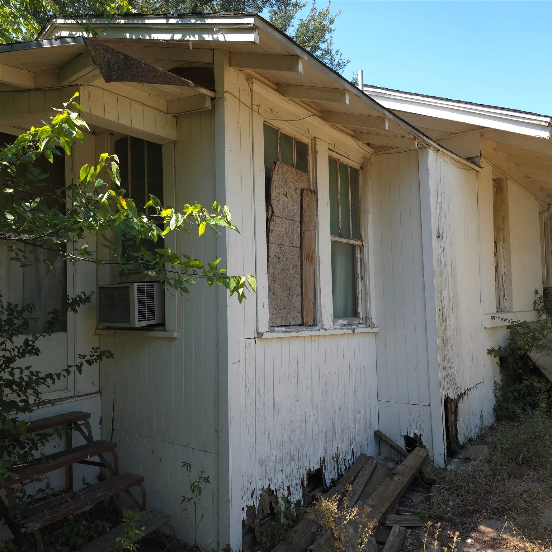 Single Family Residence For Sale in Palo Pinto County , 602 NW 4th Avenue, Mineral Wells, Texas 76067, 2 Bedroom, 1 Bathroom, Garage spaces, 2,141 Sqft, built in 1920, mls#21372105, Real Estate Agent in Mineral Wells, Homes For Sale in Palo Pinto county, Homes For Sale in Mineral Wells, Realtor in Mineral Wells Texas, Real Estate Brokerage Independent Realty Texas, Luminita Cordes Realtor