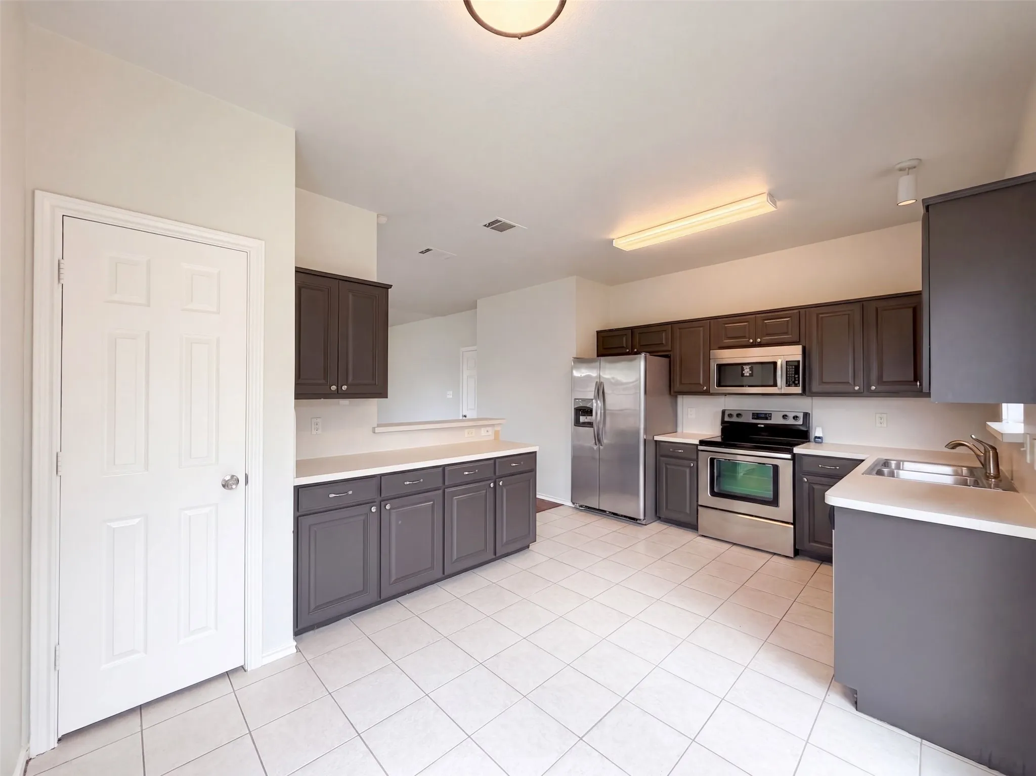 Single Family Residence For Sale in Denton County , 1406 Di Orio Drive, Lewisville, Texas 75067, 3 Bedroom, 2 Bathroom, 2 Garage spaces, 1,450 Sqft, built in 1998, mls#21372104, Real Estate Agent in Lewisville, Homes For Sale in Denton county, Homes For Sale in Lewisville, Realtor in Lewisville Texas, Real Estate Brokerage Independent Realty Texas, Luminita Cordes Realtor