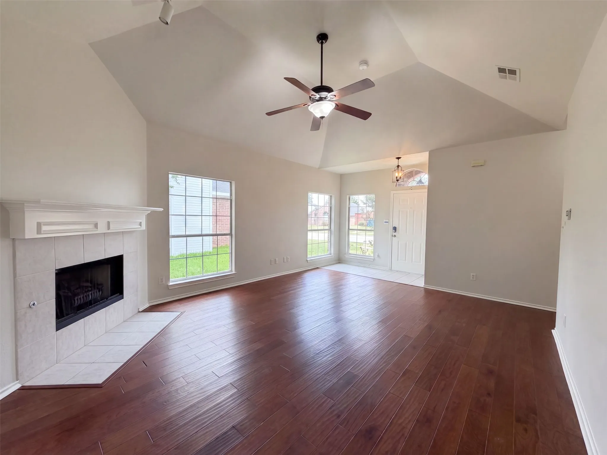 Single Family Residence For Sale in Denton County , 1406 Di Orio Drive, Lewisville, Texas 75067, 3 Bedroom, 2 Bathroom, 2 Garage spaces, 1,450 Sqft, built in 1998, mls#21372104, Real Estate Agent in Lewisville, Homes For Sale in Denton county, Homes For Sale in Lewisville, Realtor in Lewisville Texas, Real Estate Brokerage Independent Realty Texas, Luminita Cordes Realtor