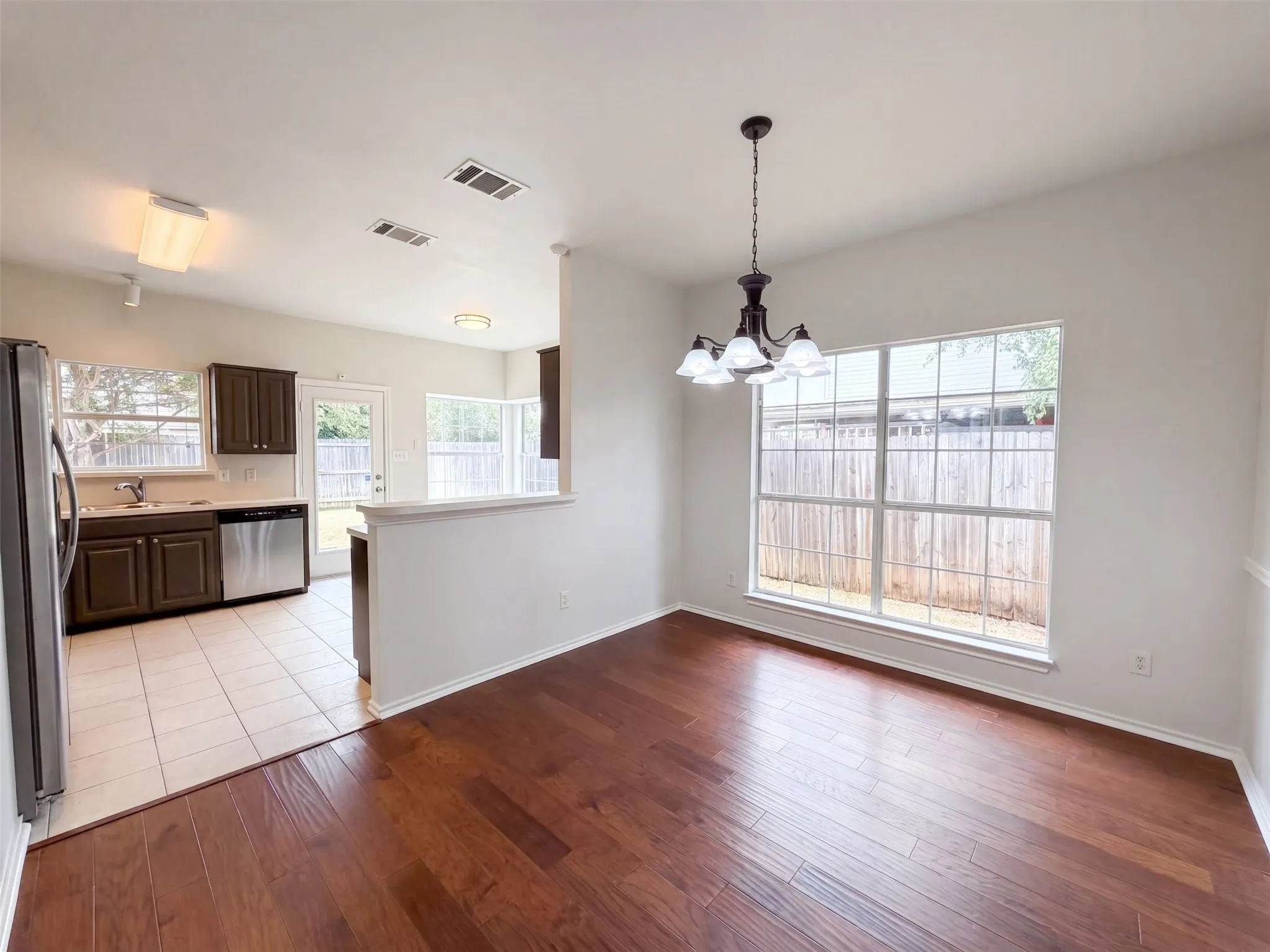 Single Family Residence For Sale in Denton County , 1406 Di Orio Drive, Lewisville, Texas 75067, 3 Bedroom, 2 Bathroom, 2 Garage spaces, 1,450 Sqft, built in 1998, mls#21372104, Real Estate Agent in Lewisville, Homes For Sale in Denton county, Homes For Sale in Lewisville, Realtor in Lewisville Texas, Real Estate Brokerage Independent Realty Texas, Luminita Cordes Realtor