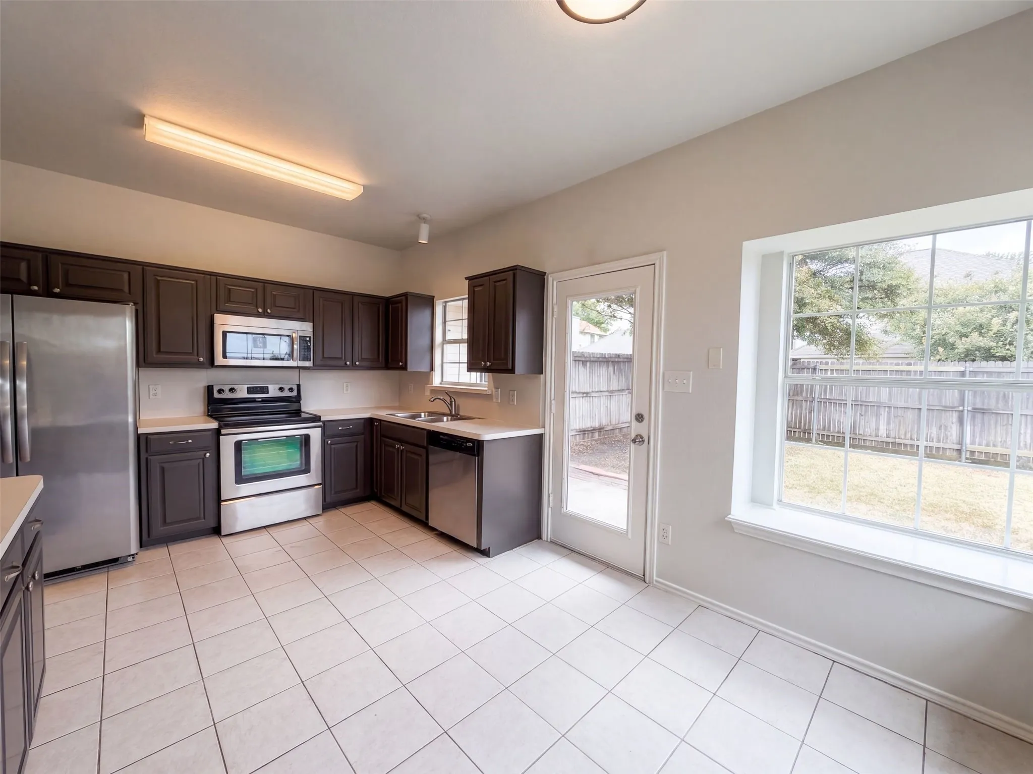 Single Family Residence For Sale in Denton County , 1406 Di Orio Drive, Lewisville, Texas 75067, 3 Bedroom, 2 Bathroom, 2 Garage spaces, 1,450 Sqft, built in 1998, mls#21372104, Real Estate Agent in Lewisville, Homes For Sale in Denton county, Homes For Sale in Lewisville, Realtor in Lewisville Texas, Real Estate Brokerage Independent Realty Texas, Luminita Cordes Realtor