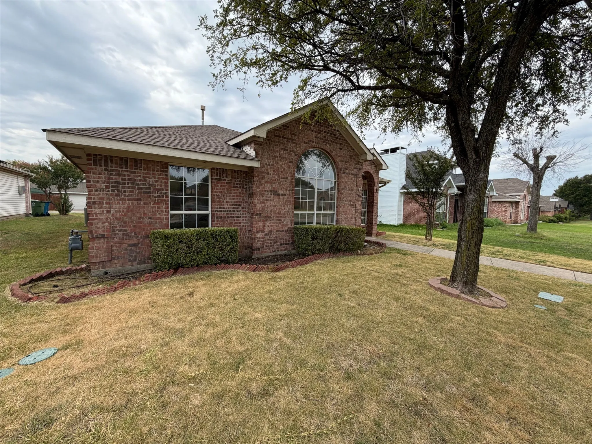Single Family Residence For Sale in Denton County , 1406 Di Orio Drive, Lewisville, Texas 75067, 3 Bedroom, 2 Bathroom, 2 Garage spaces, 1,450 Sqft, built in 1998, mls#21372104, Real Estate Agent in Lewisville, Homes For Sale in Denton county, Homes For Sale in Lewisville, Realtor in Lewisville Texas, Real Estate Brokerage Independent Realty Texas, Luminita Cordes Realtor