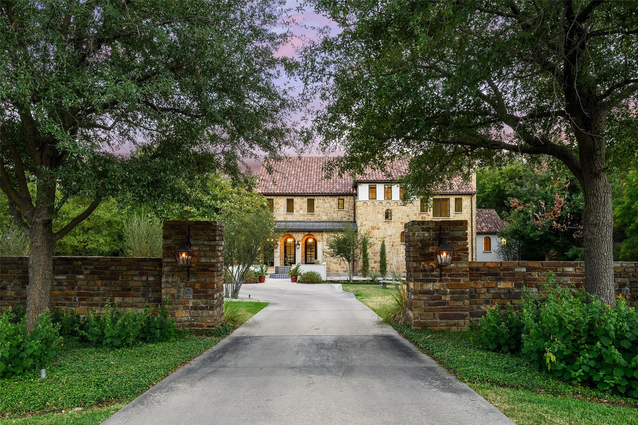 Single Family Residence For Sale in Dallas County , 4120 Cochran Chapel Road, Dallas, Texas 75209, 5 Bedroom, 7 Bathroom, 4 Garage spaces, 8,044 Sqft, built in 2006, mls#21352594, Real Estate Agent in Dallas, Homes For Sale in Dallas county, Homes For Sale in Dallas, Realtor in Dallas Texas, Real Estate Brokerage Independent Realty Texas, Luminita Cordes Realtor