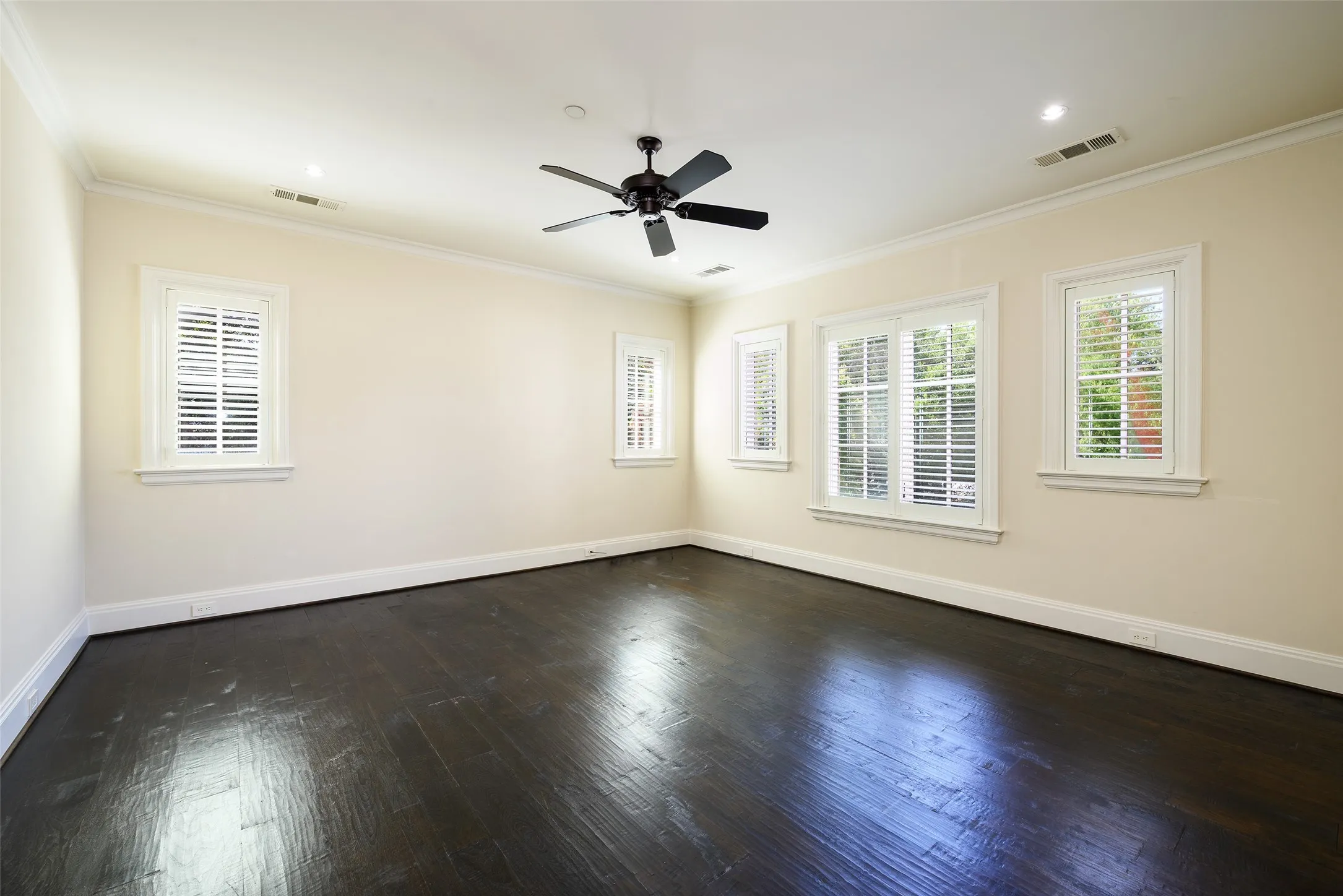 Single Family Residence For Sale in Dallas County , 4120 Cochran Chapel Road, Dallas, Texas 75209, 5 Bedroom, 7 Bathroom, 4 Garage spaces, 8,044 Sqft, built in 2006, mls#21352594, Real Estate Agent in Dallas, Homes For Sale in Dallas county, Homes For Sale in Dallas, Realtor in Dallas Texas, Real Estate Brokerage Independent Realty Texas, Luminita Cordes Realtor