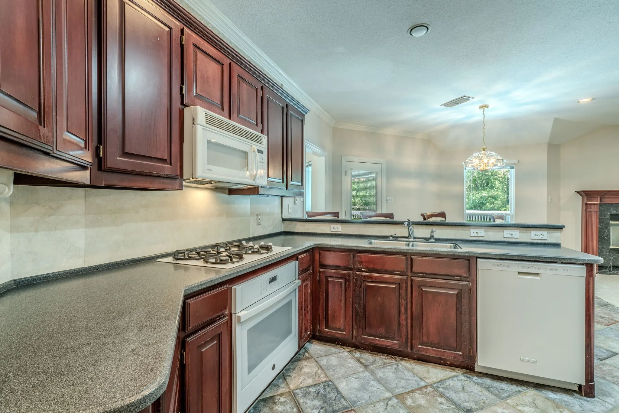 Gas cooktop, separate oven, built-in microwave & dishwasher - all open to breakfast area and family room