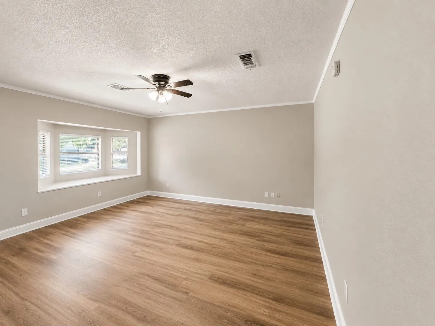 Single Family Residence For Sale in Tarrant County , 8136 Richard Street, White Settlement, Texas 76108, 4 Bedroom, 2 Bathroom, Garage spaces, 1,512 Sqft, built in 1978, mls#21368993, Real Estate Agent in White Settlement, Homes For Sale in Tarrant county, Homes For Sale in White Settlement, Realtor in White Settlement Texas, Real Estate Brokerage Independent Realty Texas, Luminita Cordes Realtor