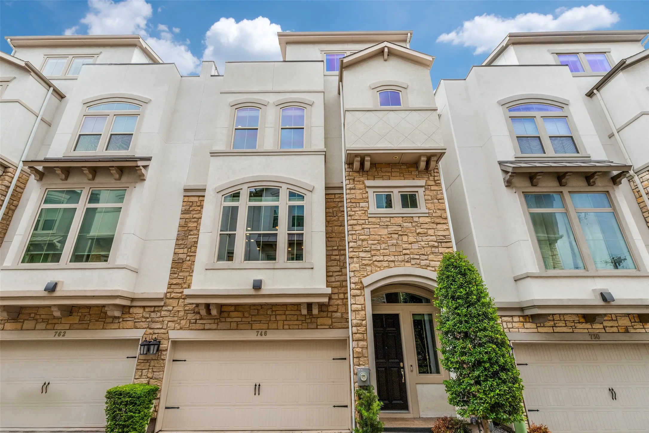 Townhouse For Sale in Dallas County , 746 Spanish Oaks Place, Dallas, Texas 75204, 3 Bedroom, 5 Bathroom, 2 Garage spaces, 2,330 Sqft, built in 2017, mls#21371160, Real Estate Agent in Dallas, Homes For Sale in Dallas county, Homes For Sale in Dallas, Realtor in Dallas Texas, Real Estate Brokerage Independent Realty Texas, Luminita Cordes Realtor