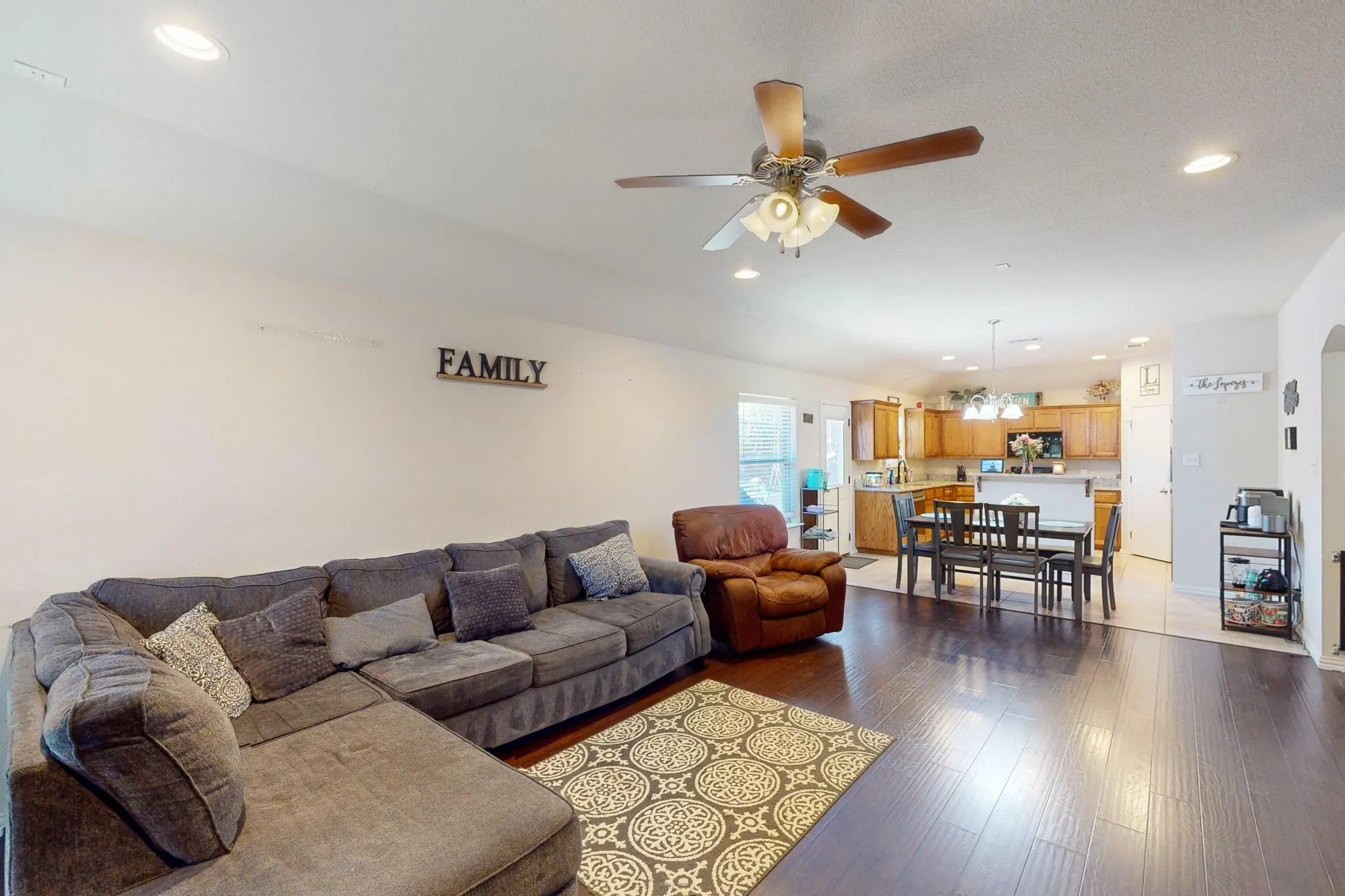 Single Family Residence For Sale in Tarrant County , 337 Grace Circle, Hurst, Texas 76053, 3 Bedroom, 2 Bathroom, 2 Garage spaces, 1,543 Sqft, built in 2008, mls#21371925, Real Estate Agent in Hurst, Homes For Sale in Tarrant county, Homes For Sale in Hurst, Realtor in Hurst Texas, Real Estate Brokerage Independent Realty Texas, Luminita Cordes Realtor