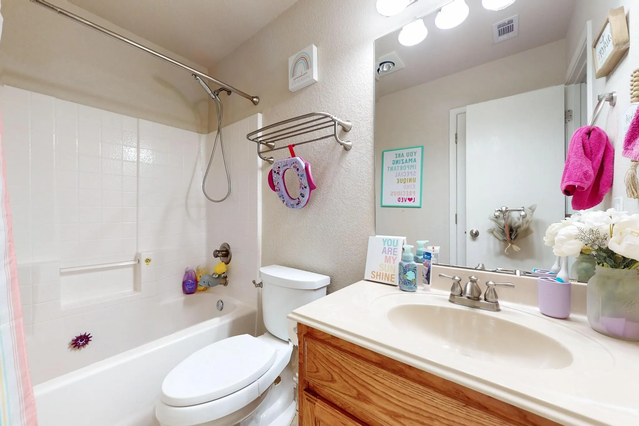 Single Family Residence For Sale in Tarrant County , 337 Grace Circle, Hurst, Texas 76053, 3 Bedroom, 2 Bathroom, 2 Garage spaces, 1,543 Sqft, built in 2008, mls#21371925, Real Estate Agent in Hurst, Homes For Sale in Tarrant county, Homes For Sale in Hurst, Realtor in Hurst Texas, Real Estate Brokerage Independent Realty Texas, Luminita Cordes Realtor