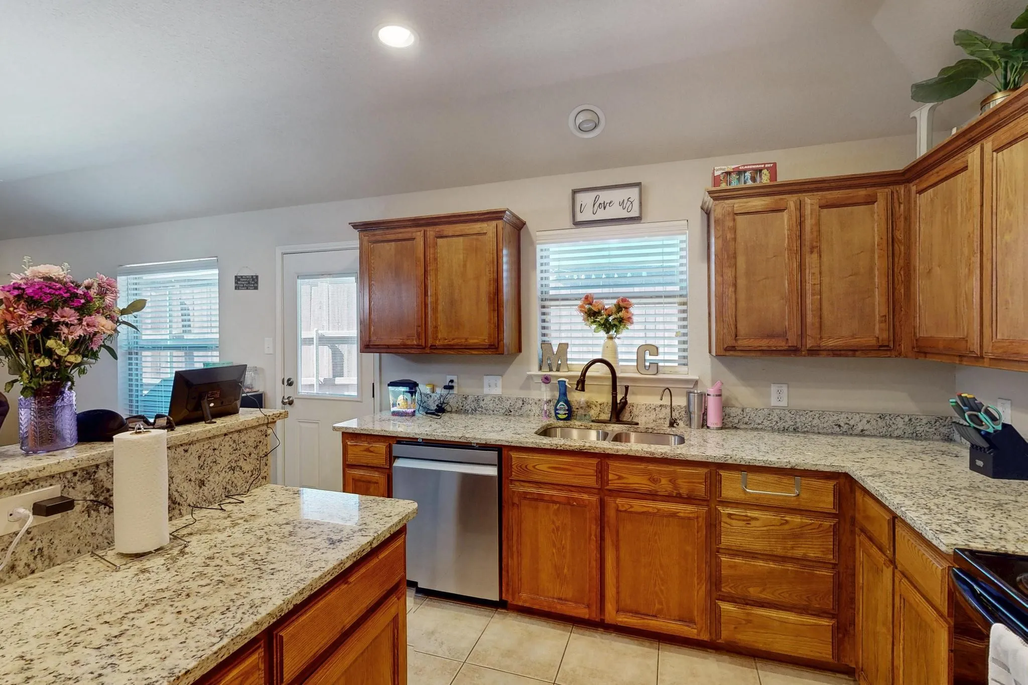 Single Family Residence For Sale in Tarrant County , 337 Grace Circle, Hurst, Texas 76053, 3 Bedroom, 2 Bathroom, 2 Garage spaces, 1,543 Sqft, built in 2008, mls#21371925, Real Estate Agent in Hurst, Homes For Sale in Tarrant county, Homes For Sale in Hurst, Realtor in Hurst Texas, Real Estate Brokerage Independent Realty Texas, Luminita Cordes Realtor