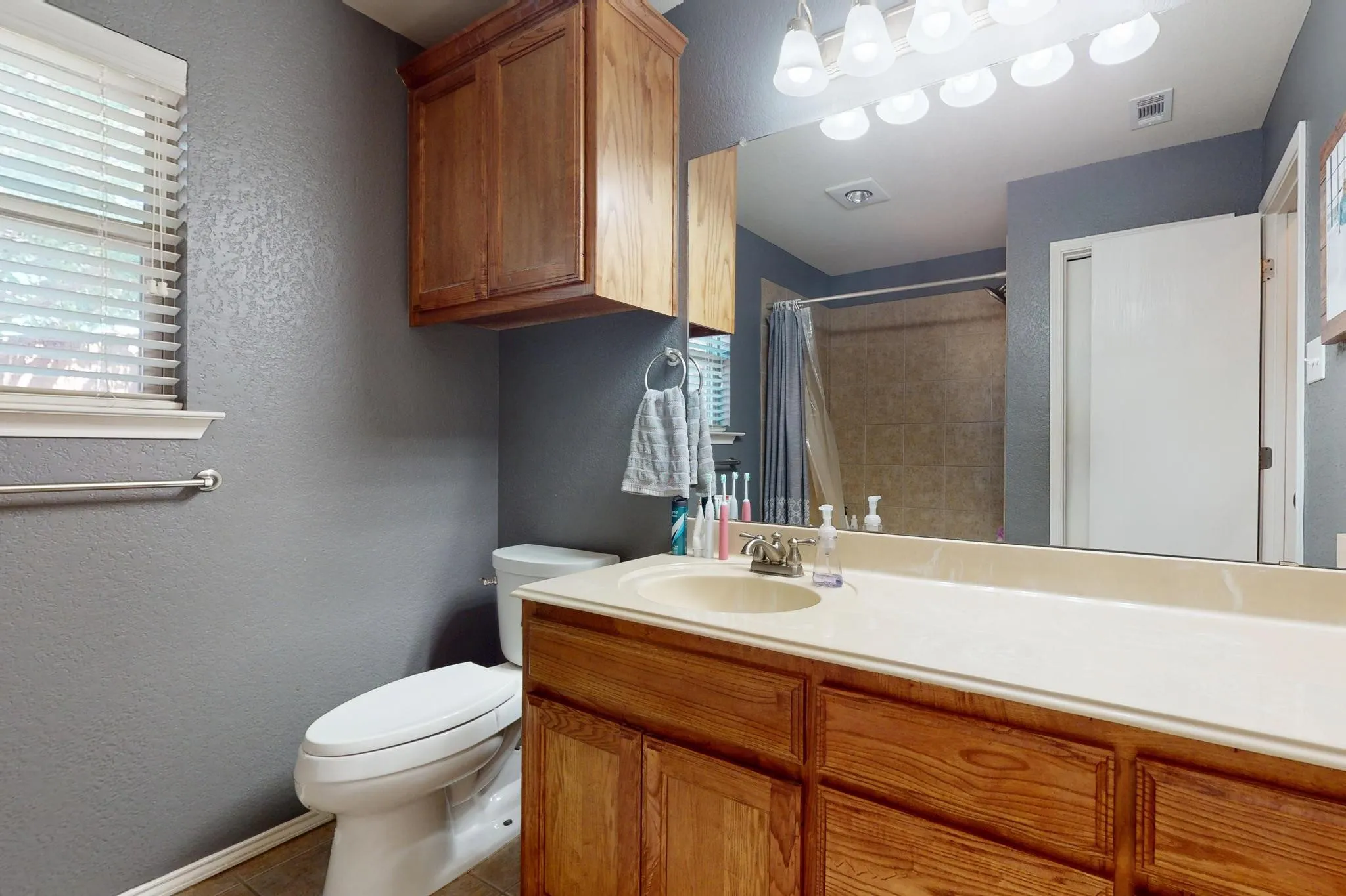 Single Family Residence For Sale in Tarrant County , 337 Grace Circle, Hurst, Texas 76053, 3 Bedroom, 2 Bathroom, 2 Garage spaces, 1,543 Sqft, built in 2008, mls#21371925, Real Estate Agent in Hurst, Homes For Sale in Tarrant county, Homes For Sale in Hurst, Realtor in Hurst Texas, Real Estate Brokerage Independent Realty Texas, Luminita Cordes Realtor
