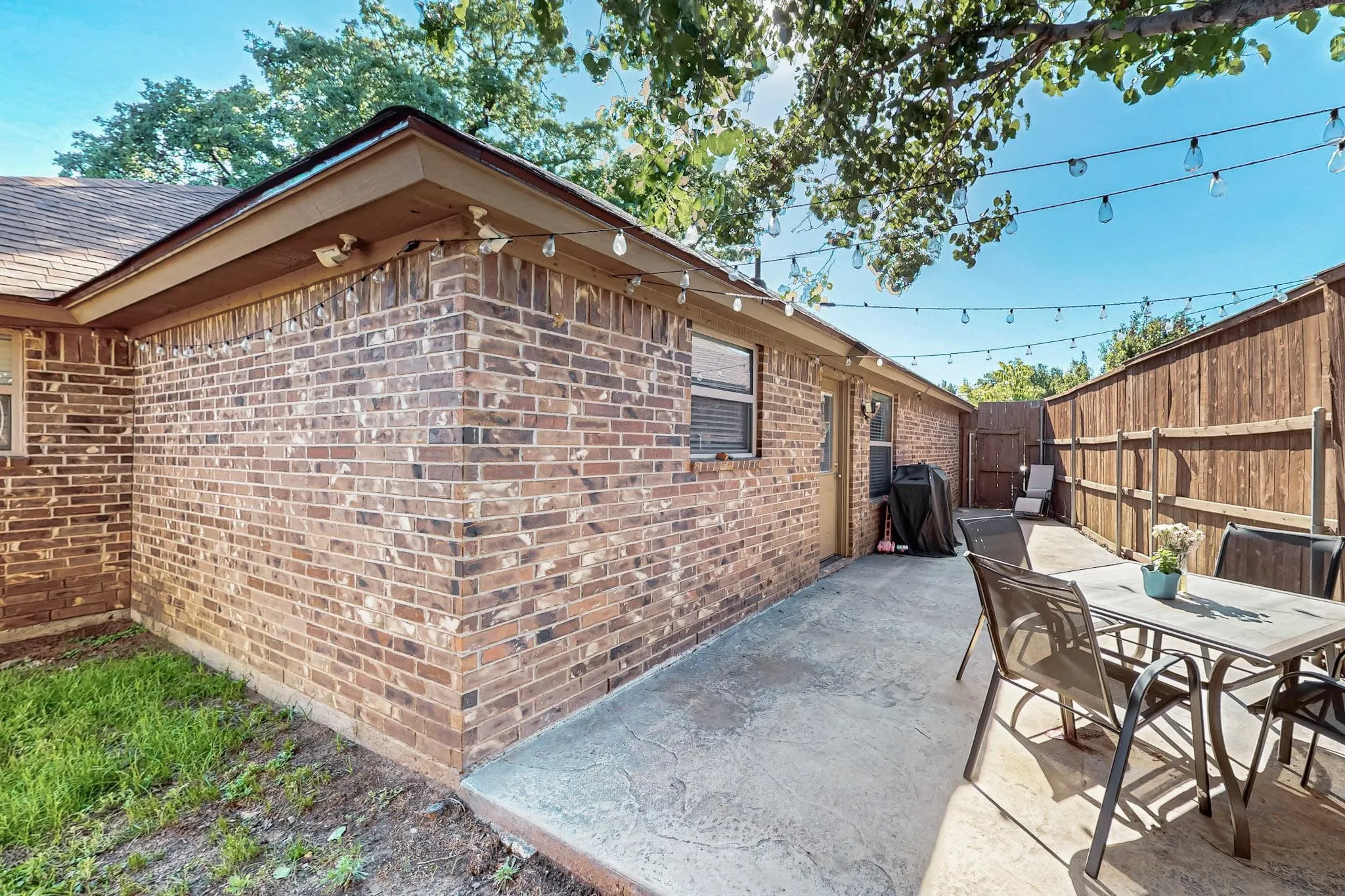 Single Family Residence For Sale in Tarrant County , 337 Grace Circle, Hurst, Texas 76053, 3 Bedroom, 2 Bathroom, 2 Garage spaces, 1,543 Sqft, built in 2008, mls#21371925, Real Estate Agent in Hurst, Homes For Sale in Tarrant county, Homes For Sale in Hurst, Realtor in Hurst Texas, Real Estate Brokerage Independent Realty Texas, Luminita Cordes Realtor