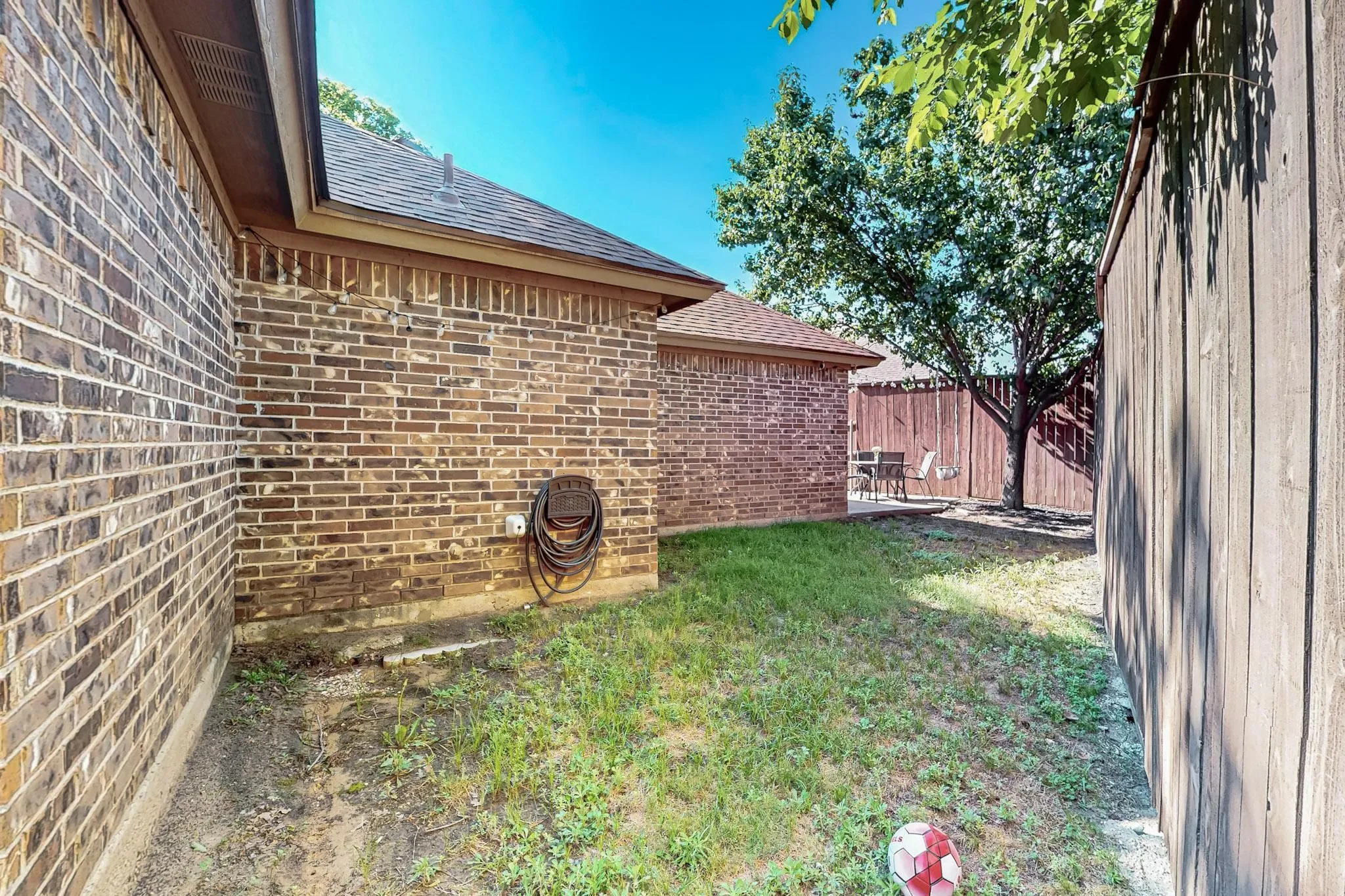 Single Family Residence For Sale in Tarrant County , 337 Grace Circle, Hurst, Texas 76053, 3 Bedroom, 2 Bathroom, 2 Garage spaces, 1,543 Sqft, built in 2008, mls#21371925, Real Estate Agent in Hurst, Homes For Sale in Tarrant county, Homes For Sale in Hurst, Realtor in Hurst Texas, Real Estate Brokerage Independent Realty Texas, Luminita Cordes Realtor