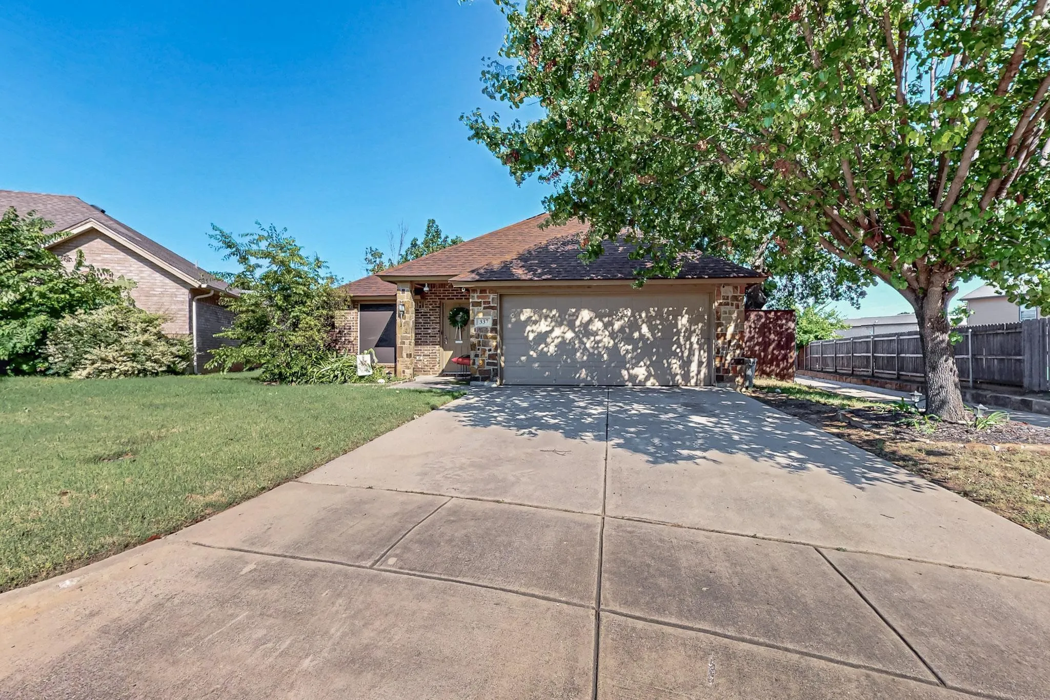 Single Family Residence For Sale in Tarrant County , 337 Grace Circle, Hurst, Texas 76053, 3 Bedroom, 2 Bathroom, 2 Garage spaces, 1,543 Sqft, built in 2008, mls#21371925, Real Estate Agent in Hurst, Homes For Sale in Tarrant county, Homes For Sale in Hurst, Realtor in Hurst Texas, Real Estate Brokerage Independent Realty Texas, Luminita Cordes Realtor