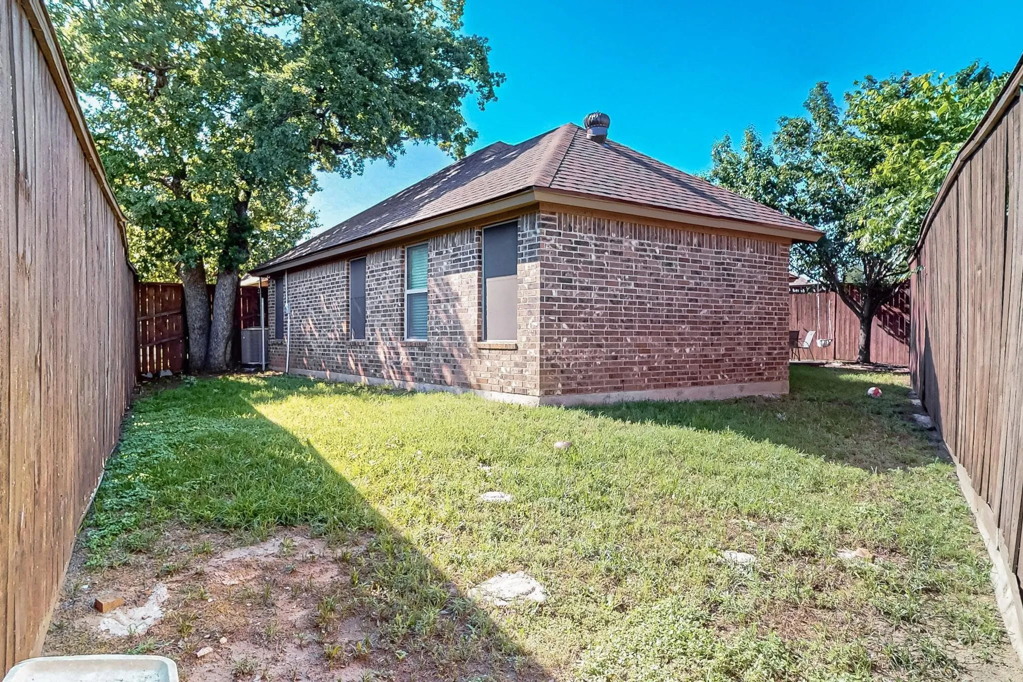 Single Family Residence For Sale in Tarrant County , 337 Grace Circle, Hurst, Texas 76053, 3 Bedroom, 2 Bathroom, 2 Garage spaces, 1,543 Sqft, built in 2008, mls#21371925, Real Estate Agent in Hurst, Homes For Sale in Tarrant county, Homes For Sale in Hurst, Realtor in Hurst Texas, Real Estate Brokerage Independent Realty Texas, Luminita Cordes Realtor