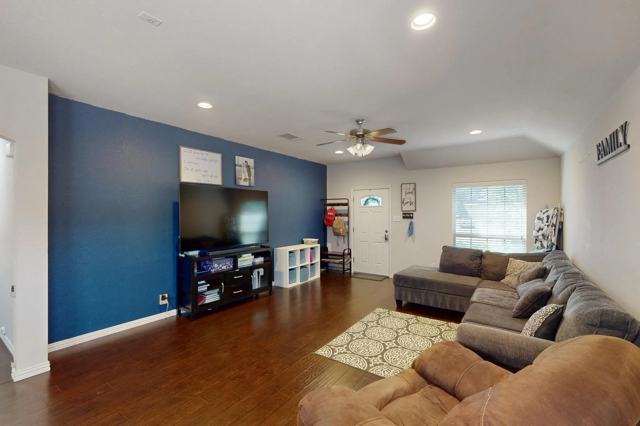 Single Family Residence For Sale in Tarrant County , 337 Grace Circle, Hurst, Texas 76053, 3 Bedroom, 2 Bathroom, 2 Garage spaces, 1,543 Sqft, built in 2008, mls#21371925, Real Estate Agent in Hurst, Homes For Sale in Tarrant county, Homes For Sale in Hurst, Realtor in Hurst Texas, Real Estate Brokerage Independent Realty Texas, Luminita Cordes Realtor