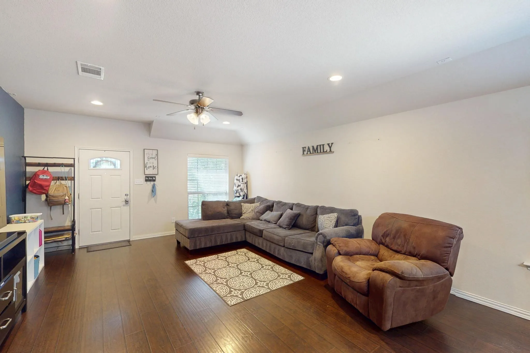 Single Family Residence For Sale in Tarrant County , 337 Grace Circle, Hurst, Texas 76053, 3 Bedroom, 2 Bathroom, 2 Garage spaces, 1,543 Sqft, built in 2008, mls#21371925, Real Estate Agent in Hurst, Homes For Sale in Tarrant county, Homes For Sale in Hurst, Realtor in Hurst Texas, Real Estate Brokerage Independent Realty Texas, Luminita Cordes Realtor