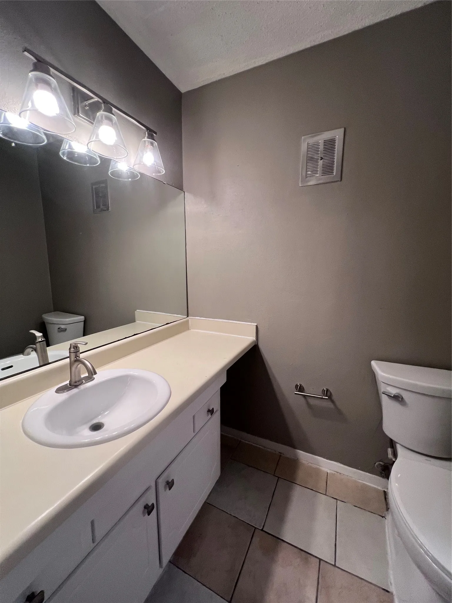 Condominium For Rent in Tarrant County , 5604 Boca Raton Boulevard 151, Fort Worth, Texas 76112, 3 Bedroom, 3 Bathroom, Garage spaces, 1,445 Sqft, built in 1972, mls#21372125, Real Estate Agent in Fort Worth, Homes For Rent in Tarrant county, Homes For Rent in Fort Worth, Realtor in Fort Worth Texas, Real Estate Brokerage Independent Realty Texas, Luminita Cordes Realtor