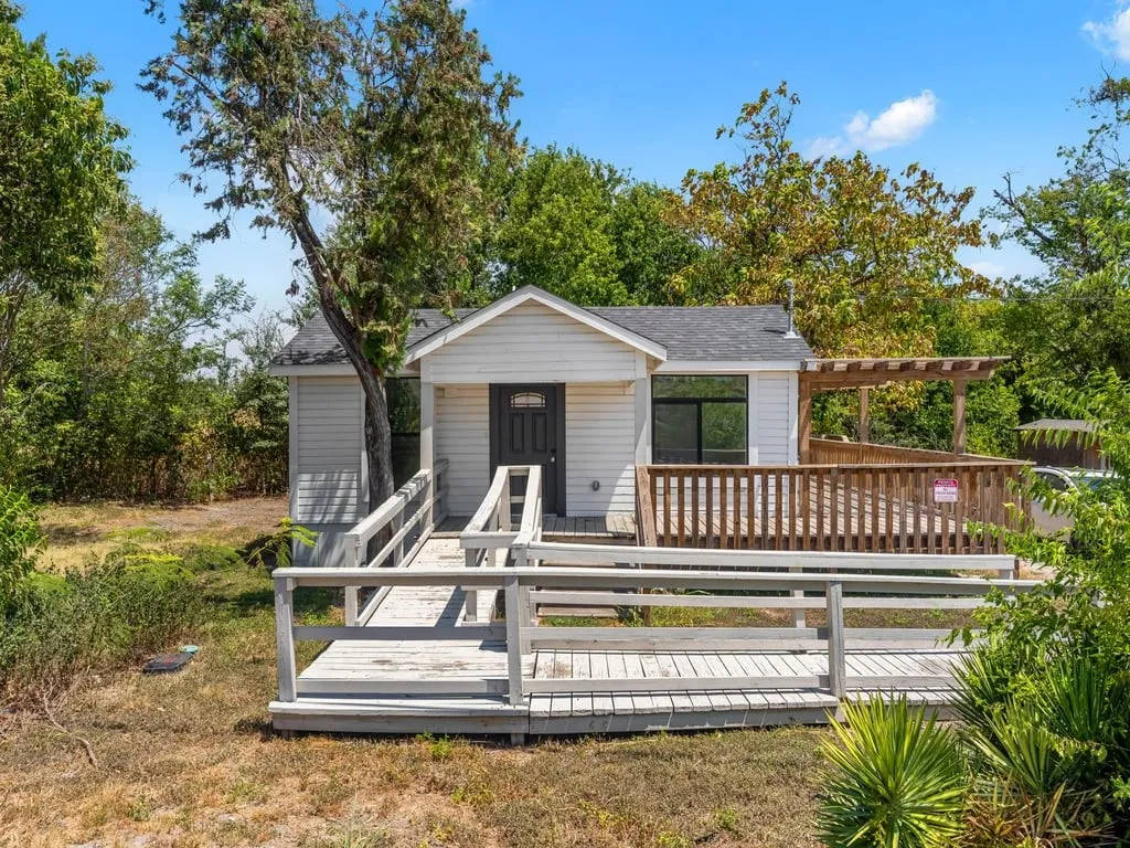Single Family Residence For Sale in Bell County , 2500 E Highway 36, Temple, Texas 76501, 2 Bedroom, 2 Bathroom, Garage spaces, 874 Sqft, built in 1957, mls#21372096, Real Estate Agent in Temple, Homes For Sale in Bell county, Homes For Sale in Temple, Realtor in Temple Texas, Real Estate Brokerage Independent Realty Texas, Luminita Cordes Realtor