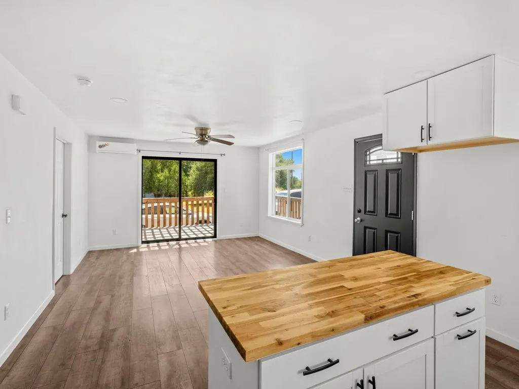 Single Family Residence For Sale in Bell County , 2500 E Highway 36, Temple, Texas 76501, 2 Bedroom, 2 Bathroom, Garage spaces, 874 Sqft, built in 1957, mls#21372096, Real Estate Agent in Temple, Homes For Sale in Bell county, Homes For Sale in Temple, Realtor in Temple Texas, Real Estate Brokerage Independent Realty Texas, Luminita Cordes Realtor