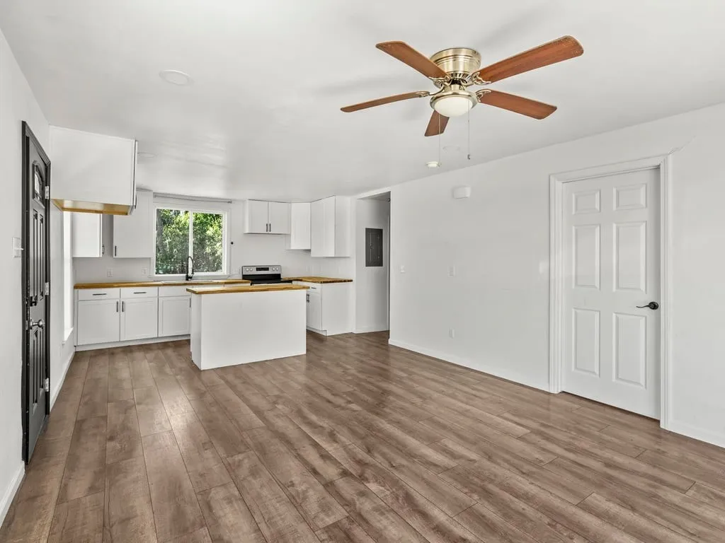 Single Family Residence For Sale in Bell County , 2500 E Highway 36, Temple, Texas 76501, 2 Bedroom, 2 Bathroom, Garage spaces, 874 Sqft, built in 1957, mls#21372096, Real Estate Agent in Temple, Homes For Sale in Bell county, Homes For Sale in Temple, Realtor in Temple Texas, Real Estate Brokerage Independent Realty Texas, Luminita Cordes Realtor