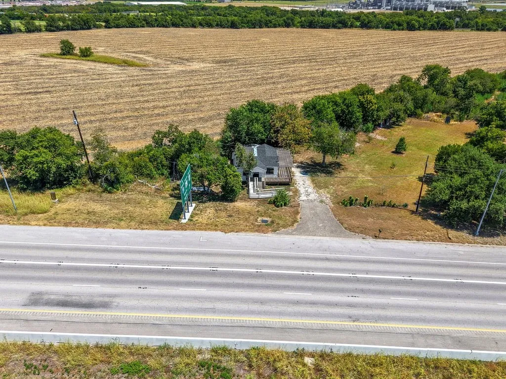 Single Family Residence For Sale in Bell County , 2500 E Highway 36, Temple, Texas 76501, 2 Bedroom, 2 Bathroom, Garage spaces, 874 Sqft, built in 1957, mls#21372096, Real Estate Agent in Temple, Homes For Sale in Bell county, Homes For Sale in Temple, Realtor in Temple Texas, Real Estate Brokerage Independent Realty Texas, Luminita Cordes Realtor