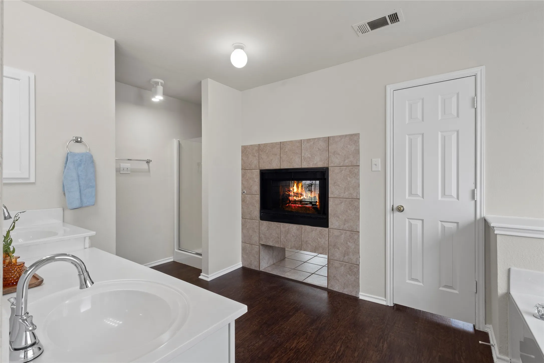 Single Family Residence For Sale in Denton County , 7100 Livingston Drive, Denton, Texas 76210, 6 Bedroom, 4 Bathroom, 2 Garage spaces, 4,011 Sqft, built in 2004, mls#21367936, Real Estate Agent in Denton, Homes For Sale in Denton county, Homes For Sale in Denton, Realtor in Denton Texas, Real Estate Brokerage Independent Realty Texas, Luminita Cordes Realtor