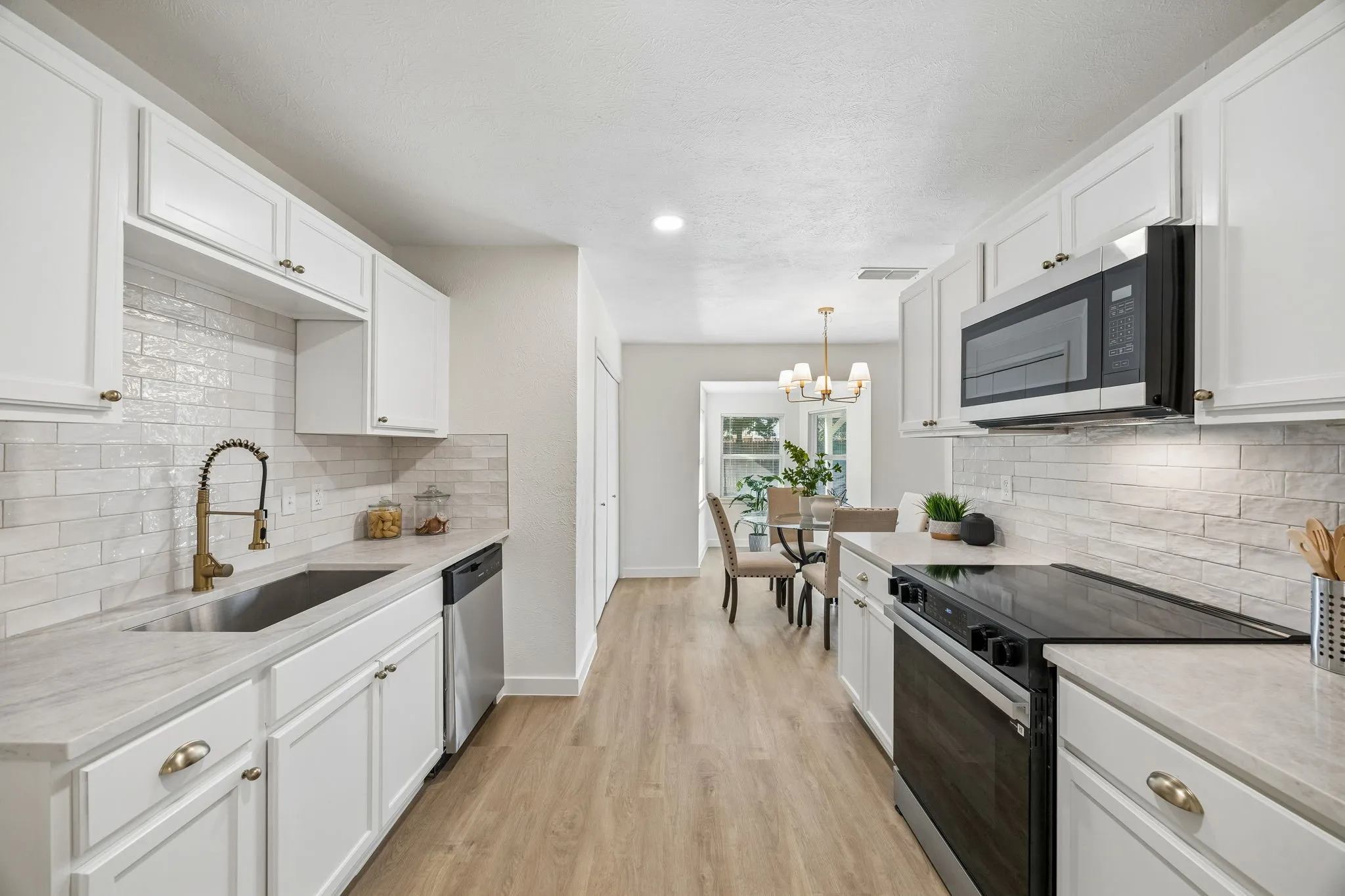 Single Family Residence For Sale in Tarrant County , 453 Edwards Drive, Saginaw, Texas 76179, 3 Bedroom, 2 Bathroom, 2 Garage spaces, 1,470 Sqft, built in 1976, mls#21371793, Real Estate Agent in Saginaw, Homes For Sale in Tarrant county, Homes For Sale in Saginaw, Realtor in Saginaw Texas, Real Estate Brokerage Independent Realty Texas, Luminita Cordes Realtor