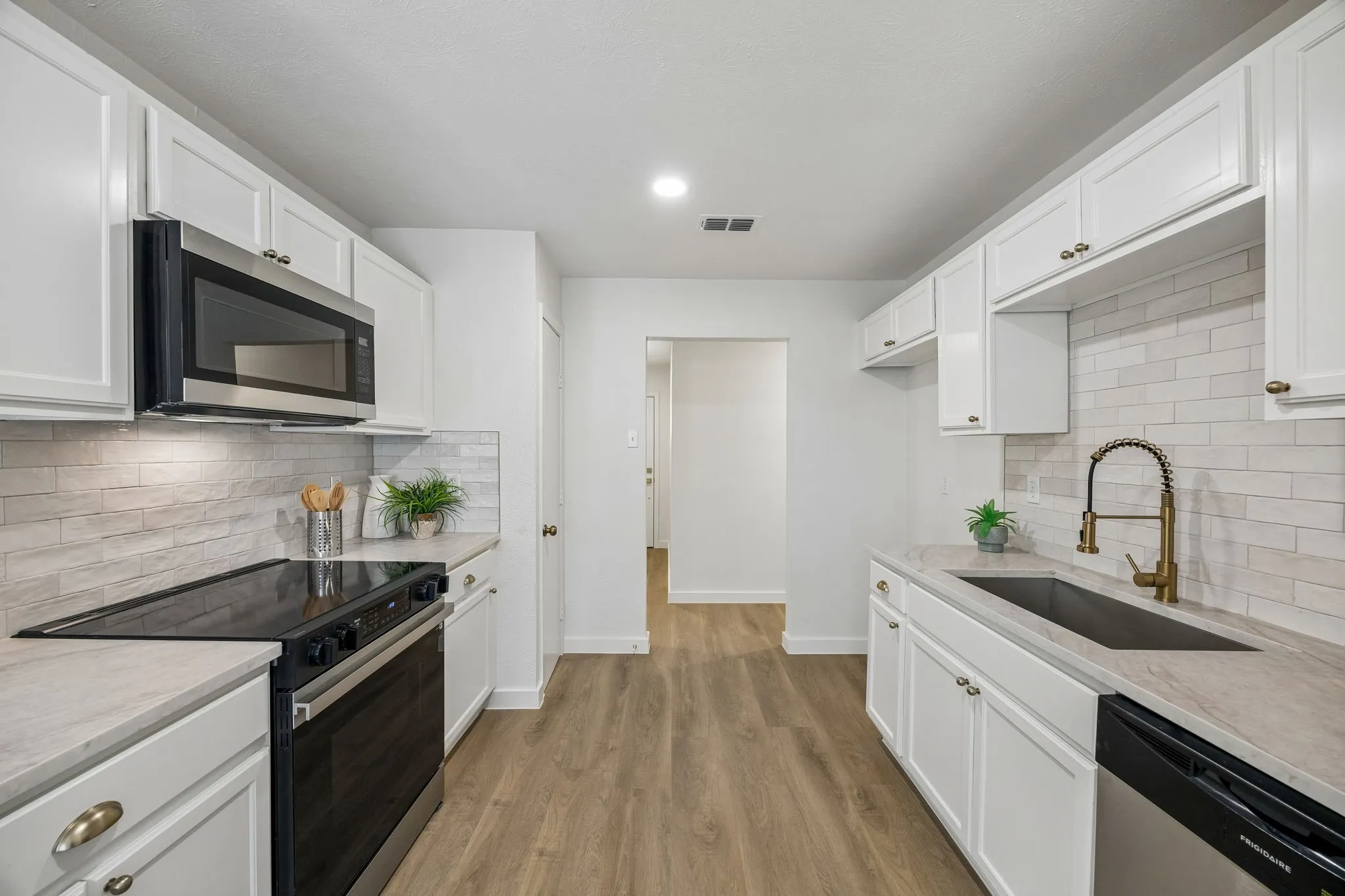 Single Family Residence For Sale in Tarrant County , 453 Edwards Drive, Saginaw, Texas 76179, 3 Bedroom, 2 Bathroom, 2 Garage spaces, 1,470 Sqft, built in 1976, mls#21371793, Real Estate Agent in Saginaw, Homes For Sale in Tarrant county, Homes For Sale in Saginaw, Realtor in Saginaw Texas, Real Estate Brokerage Independent Realty Texas, Luminita Cordes Realtor