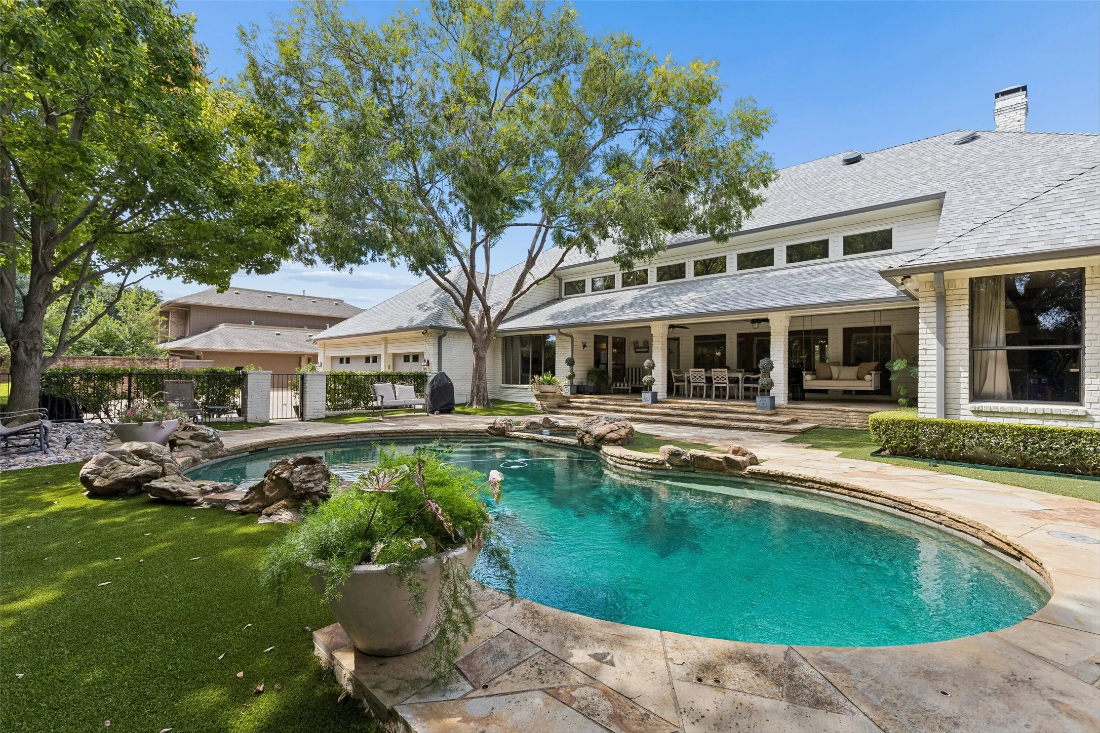 Single Family Residence For Sale in Dallas County , 17020 Club Hill Drive, Dallas, Texas 75248, 5 Bedroom, 6 Bathroom, 3 Garage spaces, 5,506 Sqft, built in 1978, mls#21368685, Real Estate Agent in Dallas, Homes For Sale in Dallas county, Homes For Sale in Dallas, Realtor in Dallas Texas, Real Estate Brokerage Independent Realty Texas, Luminita Cordes Realtor
