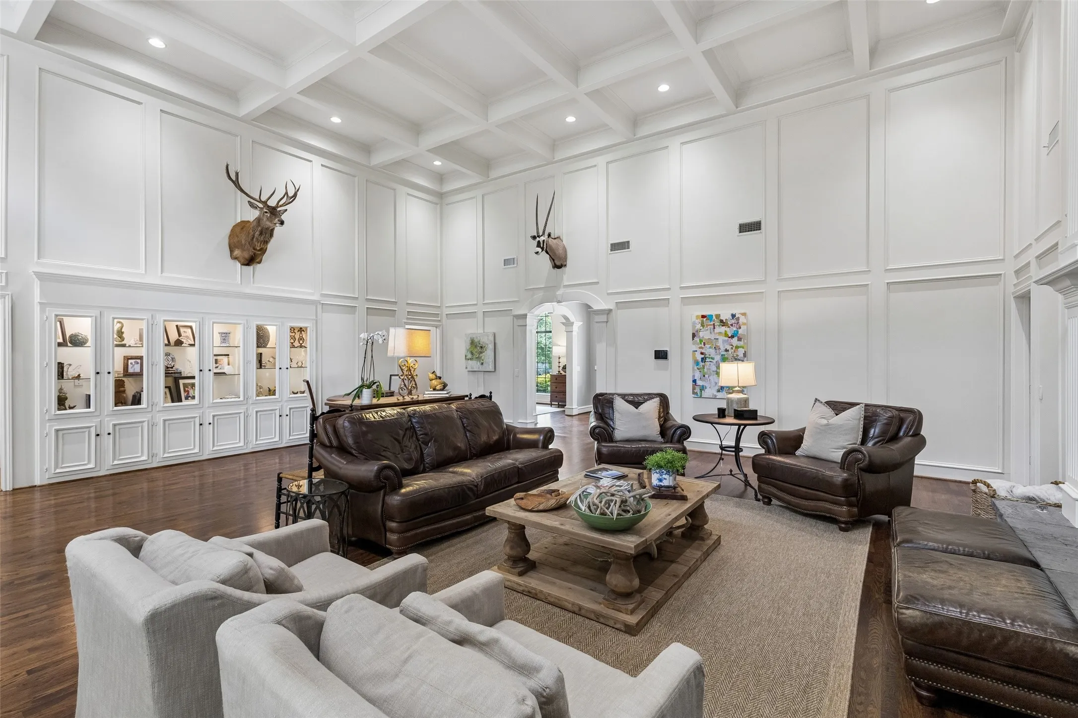 Single Family Residence For Sale in Dallas County , 17020 Club Hill Drive, Dallas, Texas 75248, 5 Bedroom, 6 Bathroom, 3 Garage spaces, 5,506 Sqft, built in 1978, mls#21368685, Real Estate Agent in Dallas, Homes For Sale in Dallas county, Homes For Sale in Dallas, Realtor in Dallas Texas, Real Estate Brokerage Independent Realty Texas, Luminita Cordes Realtor