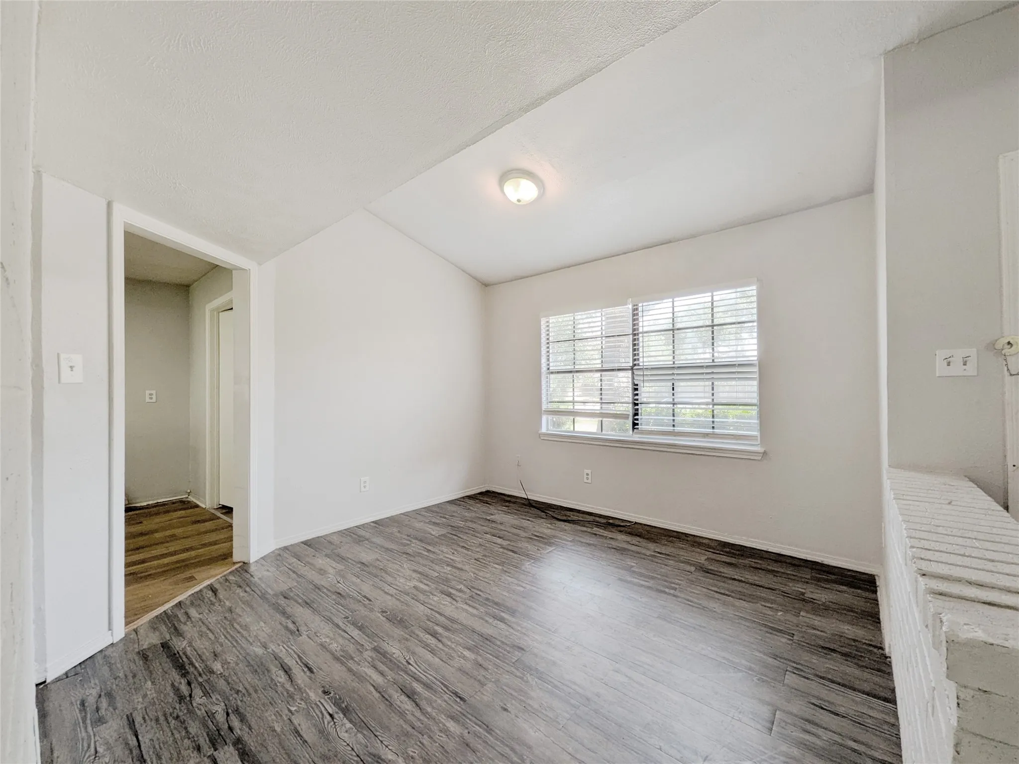 Single Family Residence For Sale in Kaufman County , 602 SW Heritage Hill Drive, Forney, Texas 75126, 4 Bedroom, 2 Bathroom, 2 Garage spaces, 1,748 Sqft, built in 1983, mls#21372141, Real Estate Agent in Forney, Homes For Sale in Kaufman county, Homes For Sale in Forney, Realtor in Forney Texas, Real Estate Brokerage Independent Realty Texas, Luminita Cordes Realtor