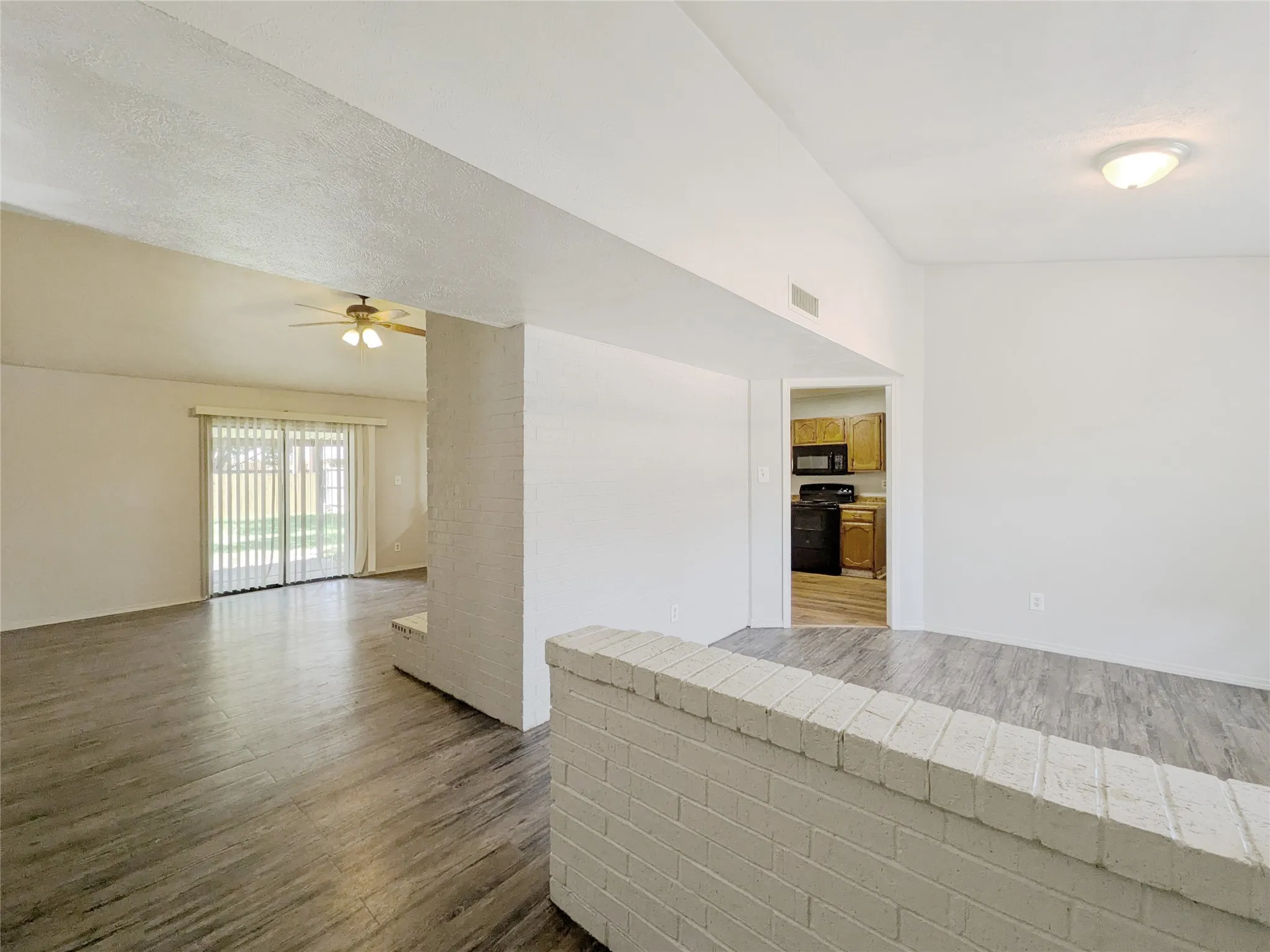 Single Family Residence For Sale in Kaufman County , 602 SW Heritage Hill Drive, Forney, Texas 75126, 4 Bedroom, 2 Bathroom, 2 Garage spaces, 1,748 Sqft, built in 1983, mls#21372141, Real Estate Agent in Forney, Homes For Sale in Kaufman county, Homes For Sale in Forney, Realtor in Forney Texas, Real Estate Brokerage Independent Realty Texas, Luminita Cordes Realtor