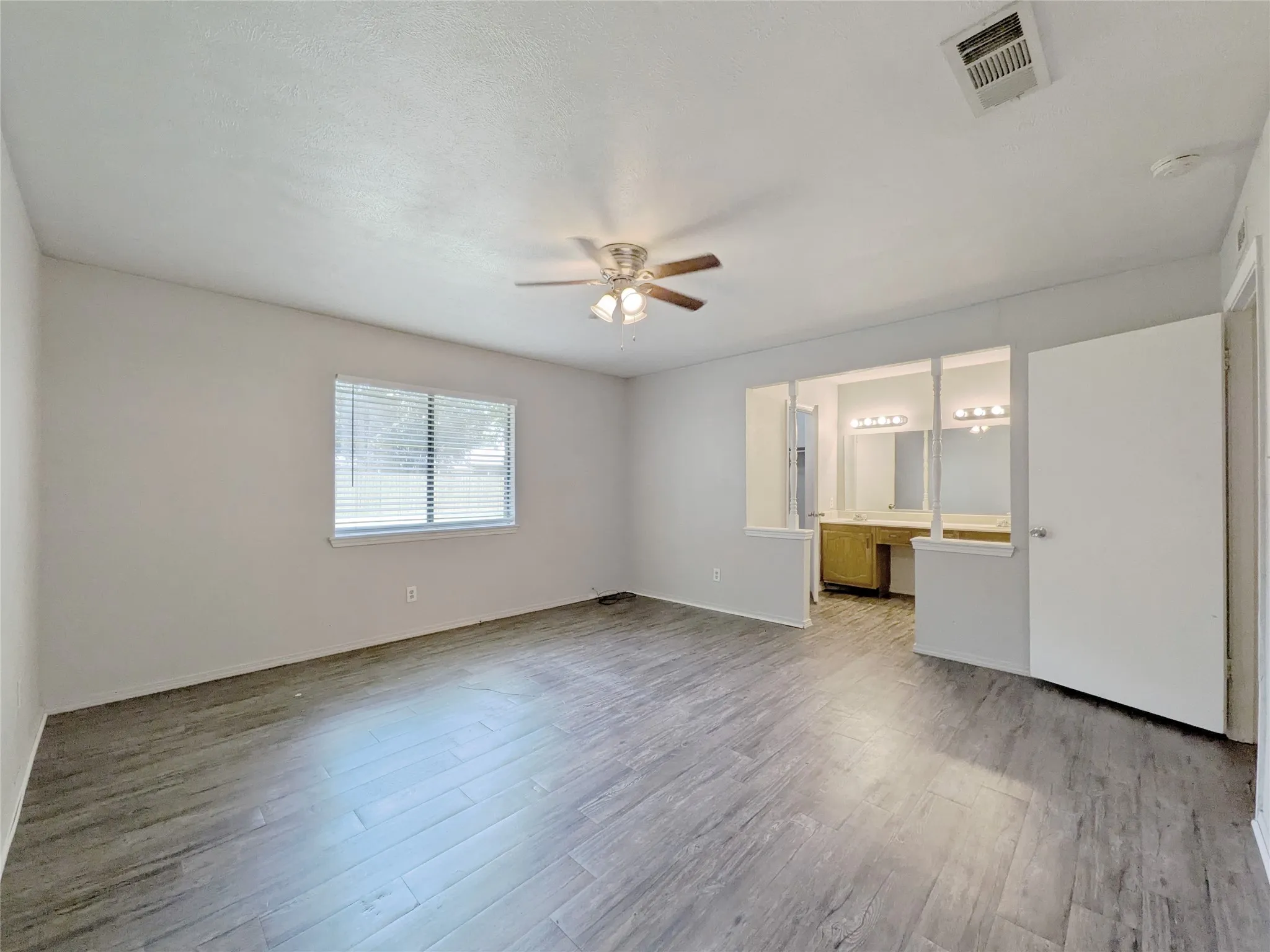 Single Family Residence For Sale in Kaufman County , 602 SW Heritage Hill Drive, Forney, Texas 75126, 4 Bedroom, 2 Bathroom, 2 Garage spaces, 1,748 Sqft, built in 1983, mls#21372141, Real Estate Agent in Forney, Homes For Sale in Kaufman county, Homes For Sale in Forney, Realtor in Forney Texas, Real Estate Brokerage Independent Realty Texas, Luminita Cordes Realtor