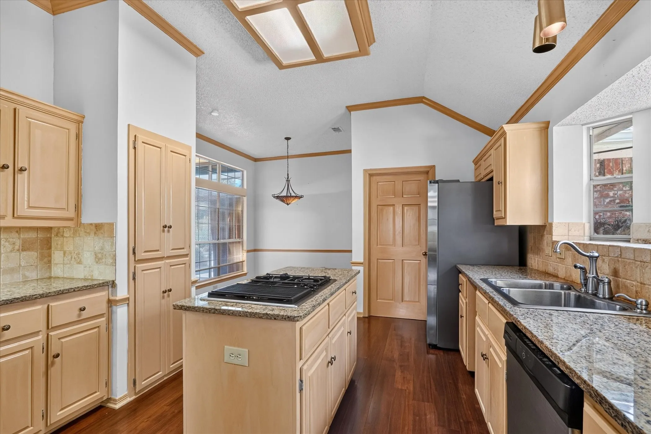 Single Family Residence For Rent in Collin County , 2667 Mum Drive, Richardson, Texas 75082, 4 Bedroom, 3 Bathroom, 2 Garage spaces, 2,403 Sqft, built in 1990, mls#21372147, Real Estate Agent in Richardson, Homes For Rent in Collin county, Homes For Rent in Richardson, Realtor in Richardson Texas, Real Estate Brokerage Independent Realty Texas, Luminita Cordes Realtor