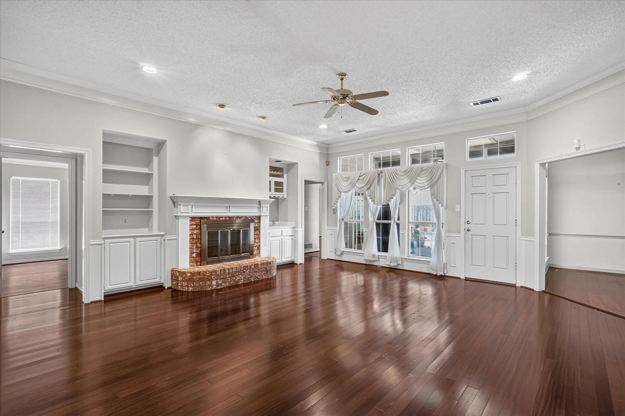 Single Family Residence For Rent in Collin County , 2667 Mum Drive, Richardson, Texas 75082, 4 Bedroom, 3 Bathroom, 2 Garage spaces, 2,403 Sqft, built in 1990, mls#21372147, Real Estate Agent in Richardson, Homes For Rent in Collin county, Homes For Rent in Richardson, Realtor in Richardson Texas, Real Estate Brokerage Independent Realty Texas, Luminita Cordes Realtor