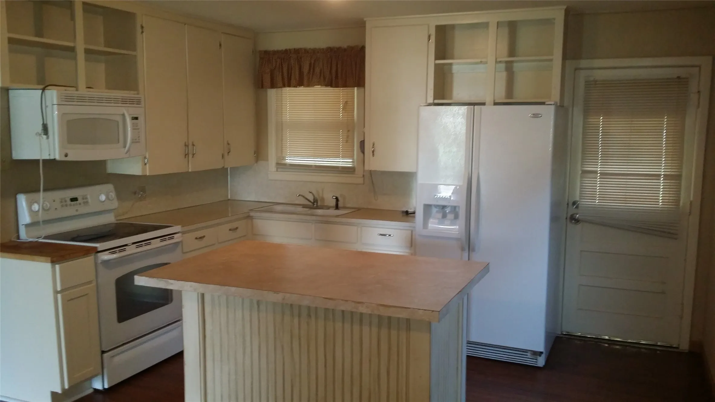 Single Family Residence For Rent in Taylor County , 910 Westmoreland Street, Abilene, Texas 79603, 2 Bedroom, 1 Bathroom, Garage spaces, 1,345 Sqft, built in 1954, mls#21372155, Real Estate Agent in Abilene, Homes For Rent in Taylor county, Homes For Rent in Abilene, Realtor in Abilene Texas, Real Estate Brokerage Independent Realty Texas, Luminita Cordes Realtor