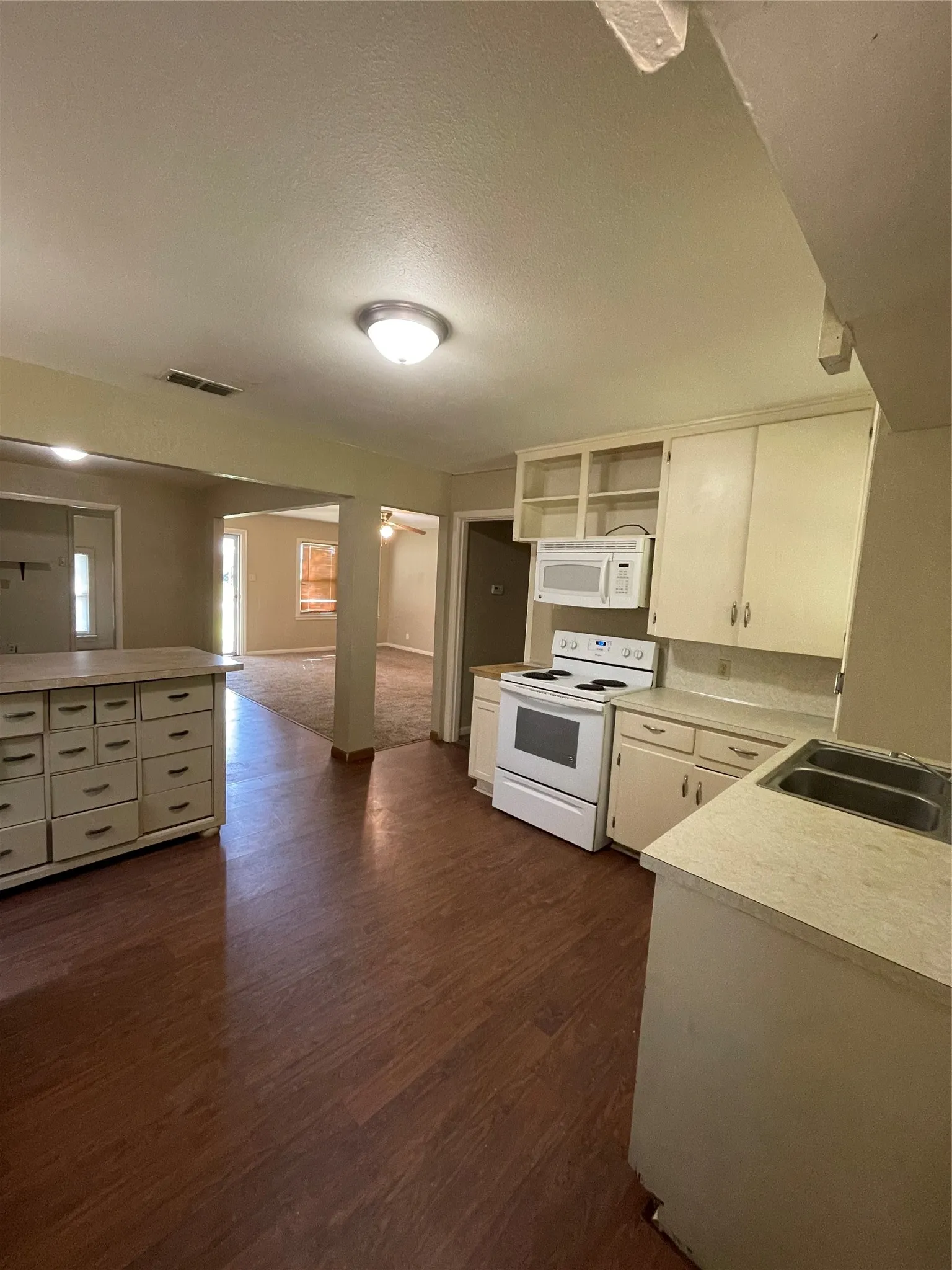 Single Family Residence For Rent in Taylor County , 910 Westmoreland Street, Abilene, Texas 79603, 2 Bedroom, 1 Bathroom, Garage spaces, 1,345 Sqft, built in 1954, mls#21372155, Real Estate Agent in Abilene, Homes For Rent in Taylor county, Homes For Rent in Abilene, Realtor in Abilene Texas, Real Estate Brokerage Independent Realty Texas, Luminita Cordes Realtor