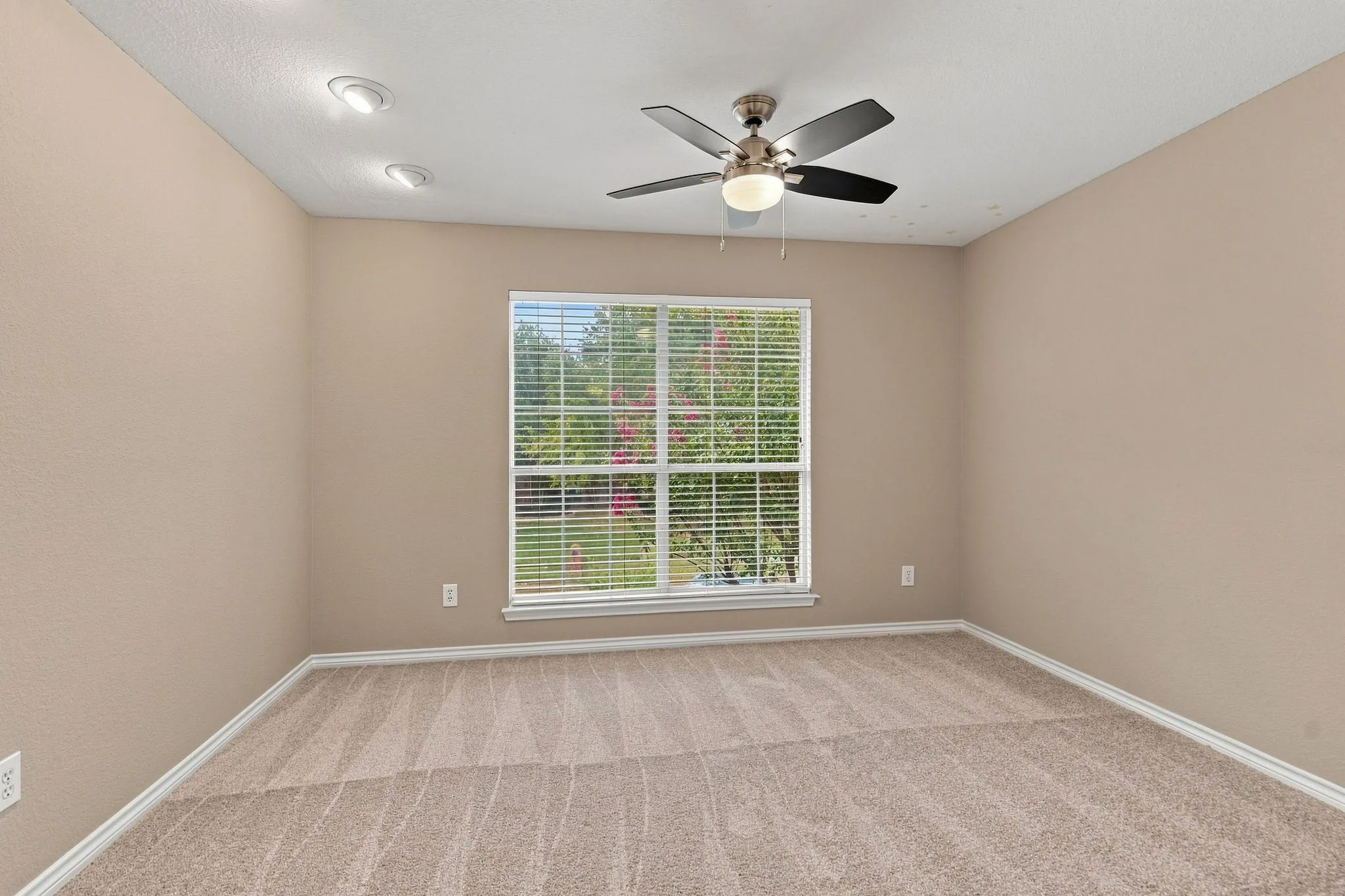 Single Family Residence For Sale in Collin County , 1609 Endicott Drive, Plano, Texas 75025, 3 Bedroom, 3 Bathroom, 2 Garage spaces, 2,732 Sqft, built in 1995, mls#21370808, Real Estate Agent in Plano, Homes For Sale in Collin county, Homes For Sale in Plano, Realtor in Plano Texas, Real Estate Brokerage Independent Realty Texas, Luminita Cordes Realtor