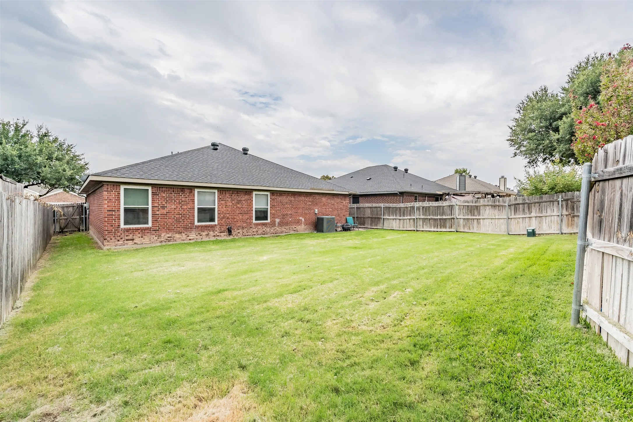 Single Family Residence For Sale in Tarrant County , 7403 Fossil Lake Drive, Arlington, Texas 76002, 3 Bedroom, 2 Bathroom, 2 Garage spaces, 1,432 Sqft, built in 2003, mls#21372154, Real Estate Agent in Arlington, Homes For Sale in Tarrant county, Homes For Sale in Arlington, Realtor in Arlington Texas, Real Estate Brokerage Independent Realty Texas, Luminita Cordes Realtor